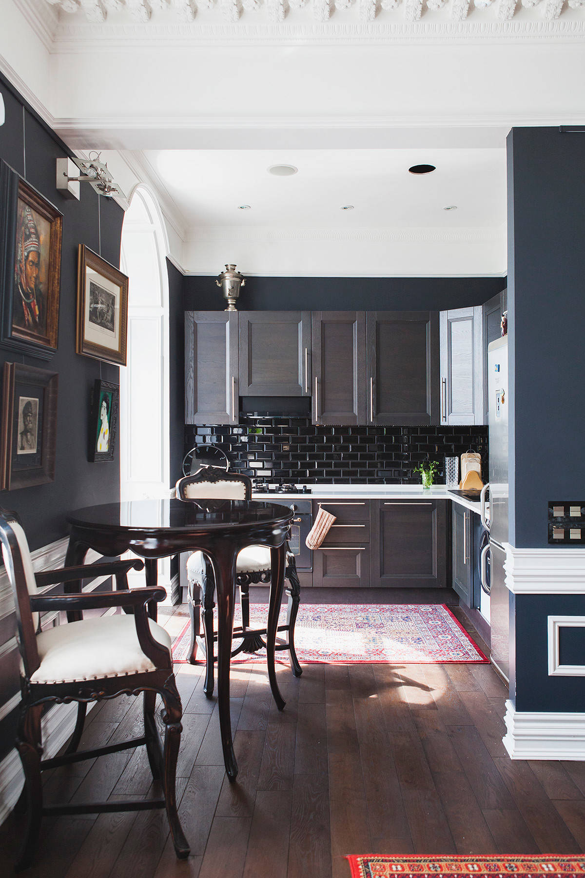 В гостях: Квартира с черными стенами напротив ипподрома