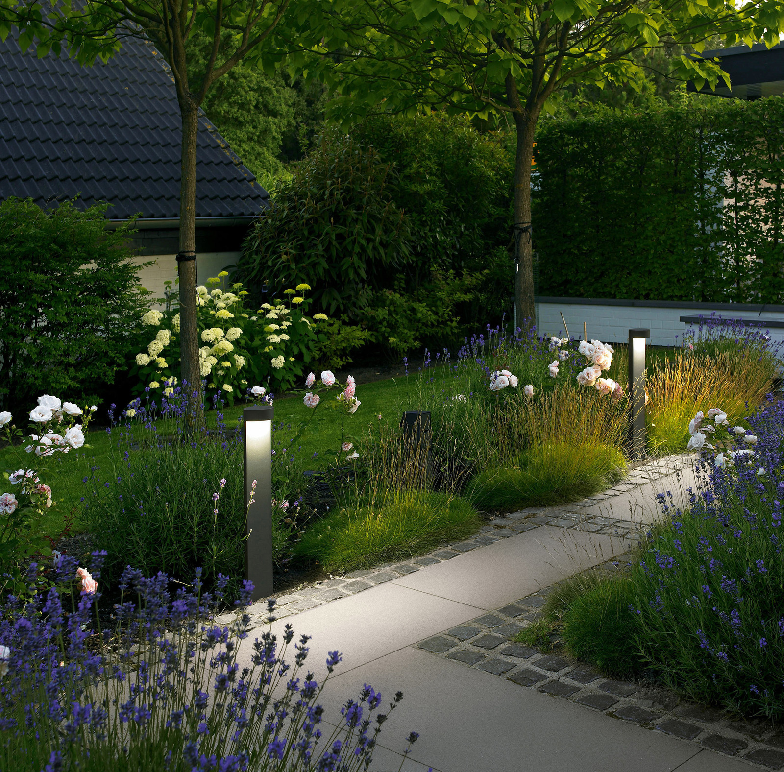 Не навреди: Свет в саду, который безопасен для «живности» вокруг