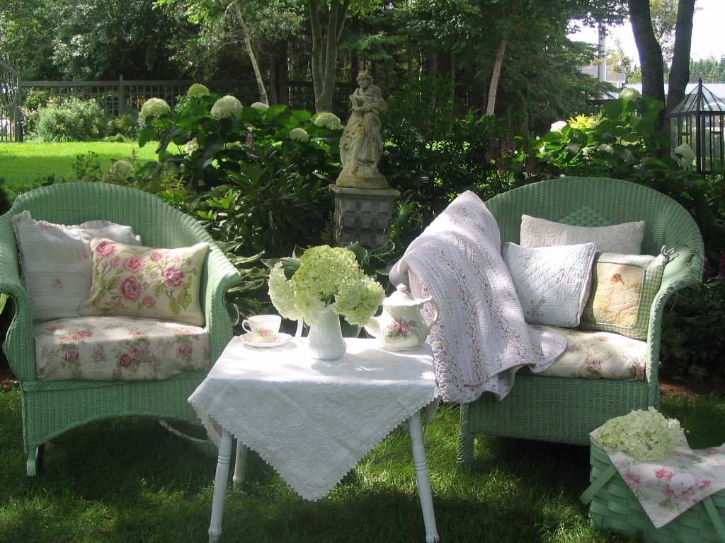 Обставляем лужайку: 8 стратегий украшения ландшафта мебелью