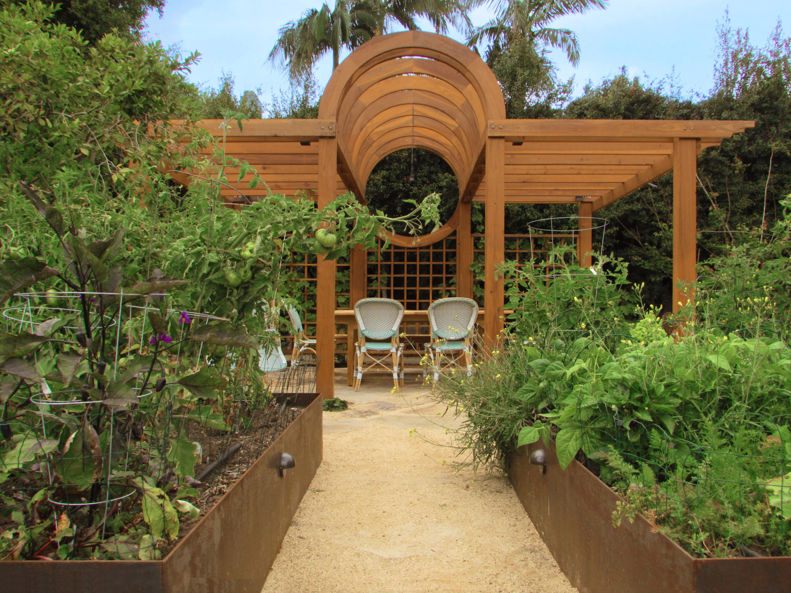 Как правильно: Сделать огородные опоры украшением участка