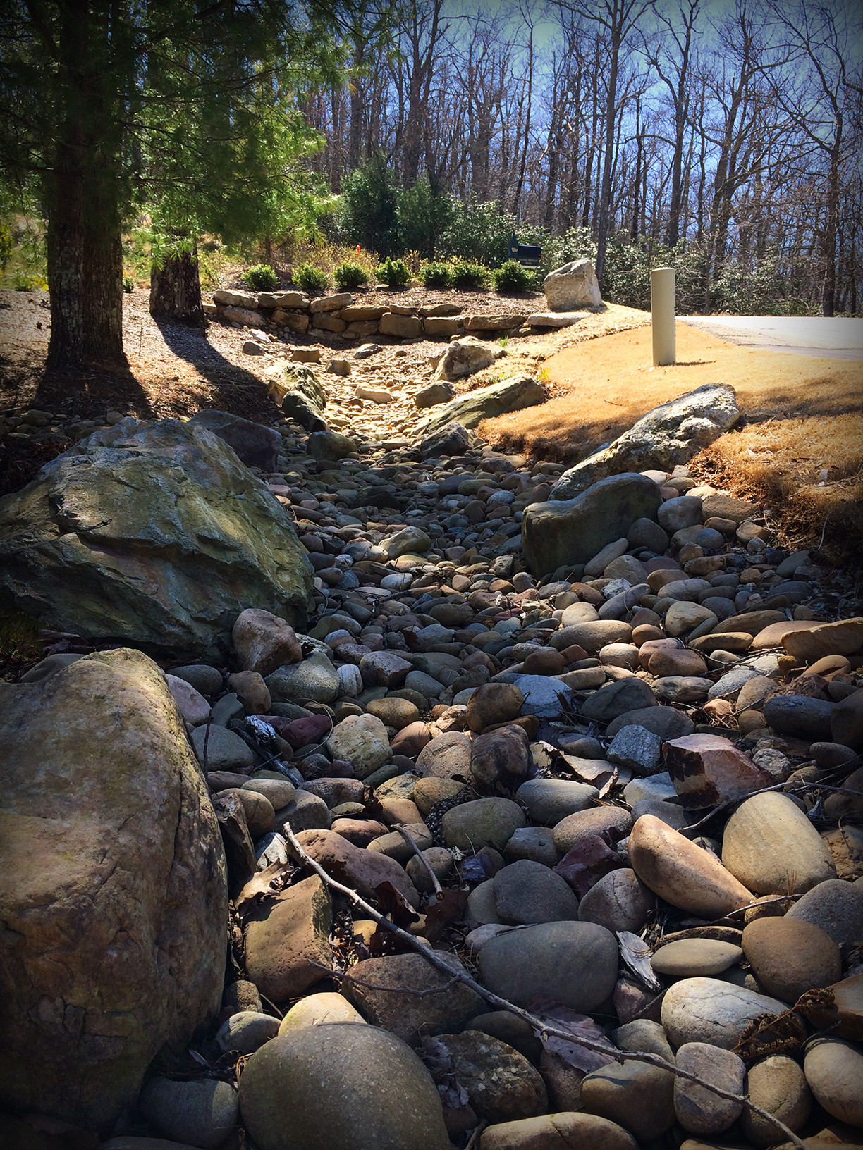 Камень в огород: Как использовать валуны в своем саду
