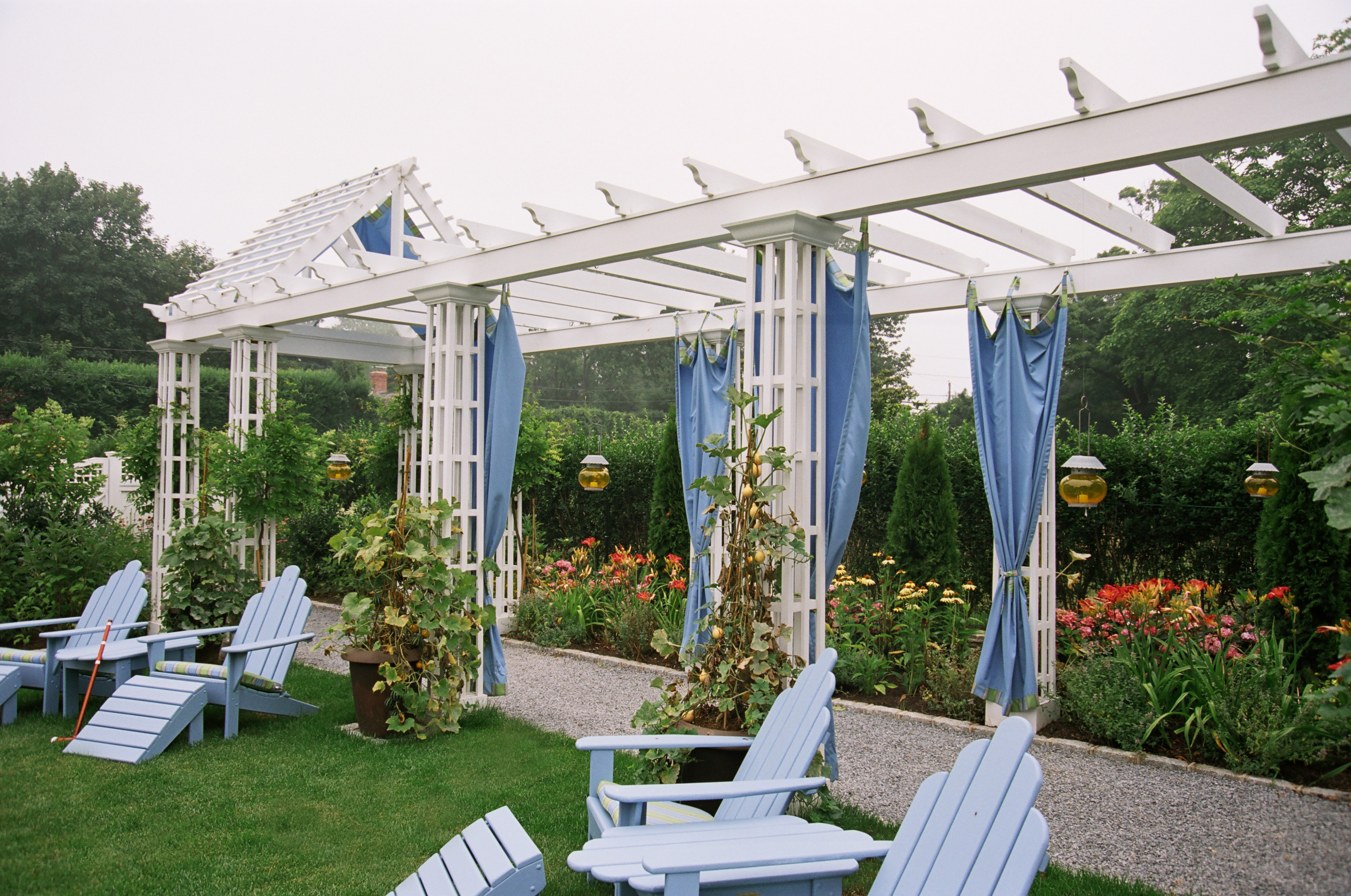 Как правильно: Сделать огородные опоры украшением участка