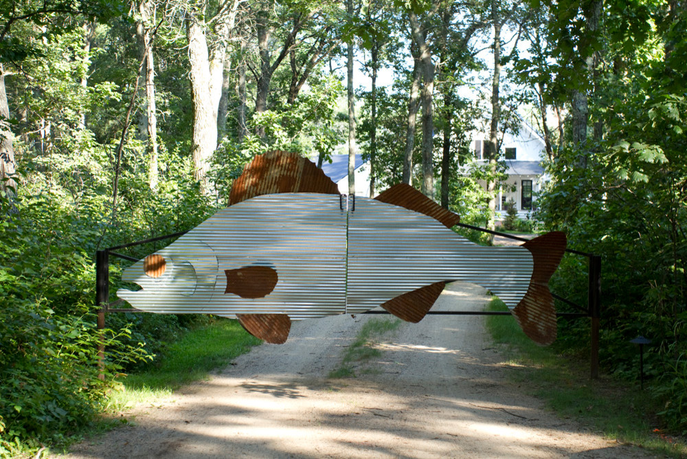 Дачные пропилеи: Выбираем ворота и покрытие для парковки на даче