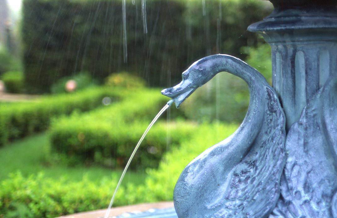 Живая вода: Как выбрать и где разместить фонтан на участке