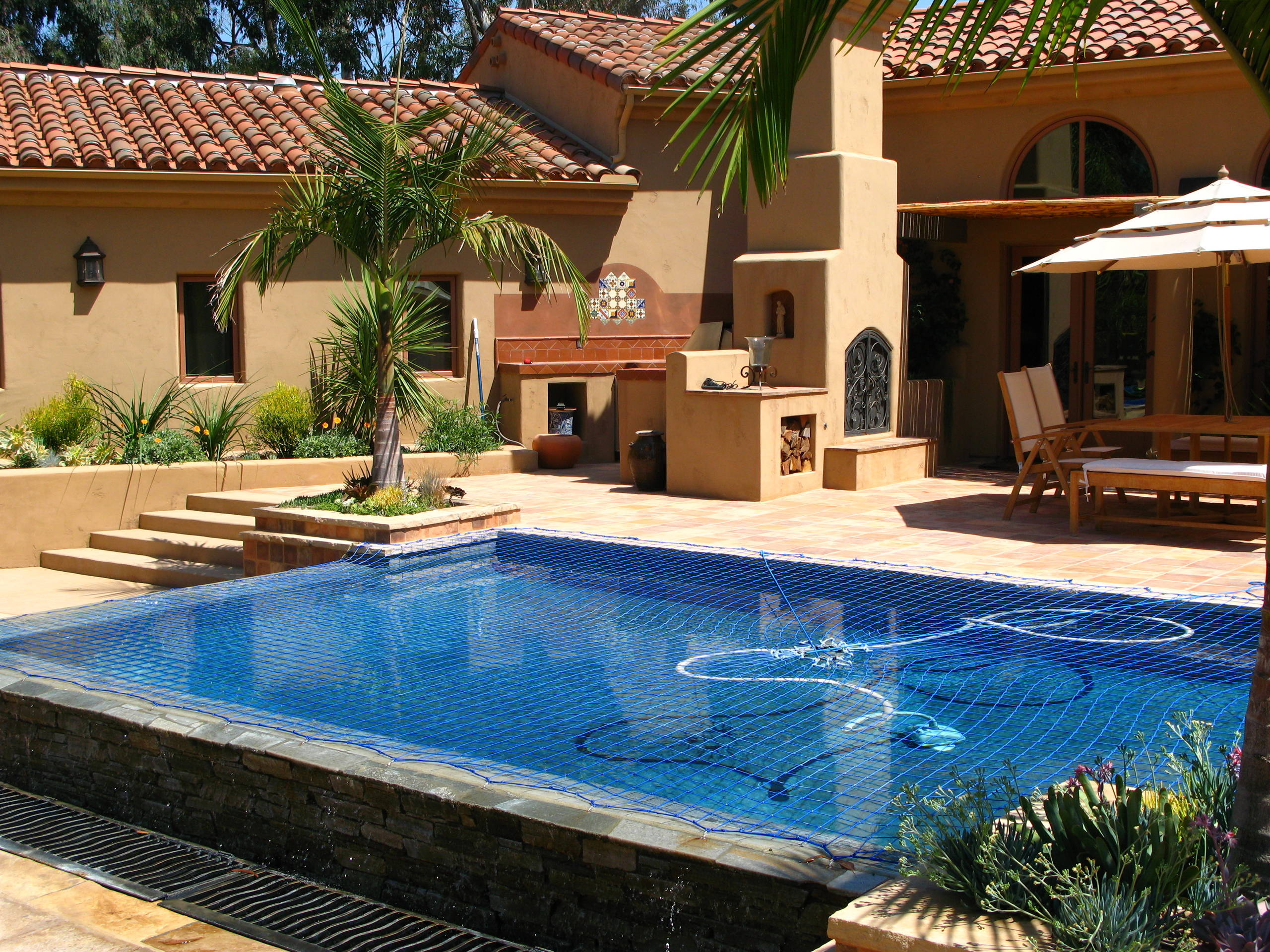 Очистка воды в бассейне: Что важно сделать, а на чем — сэкономить