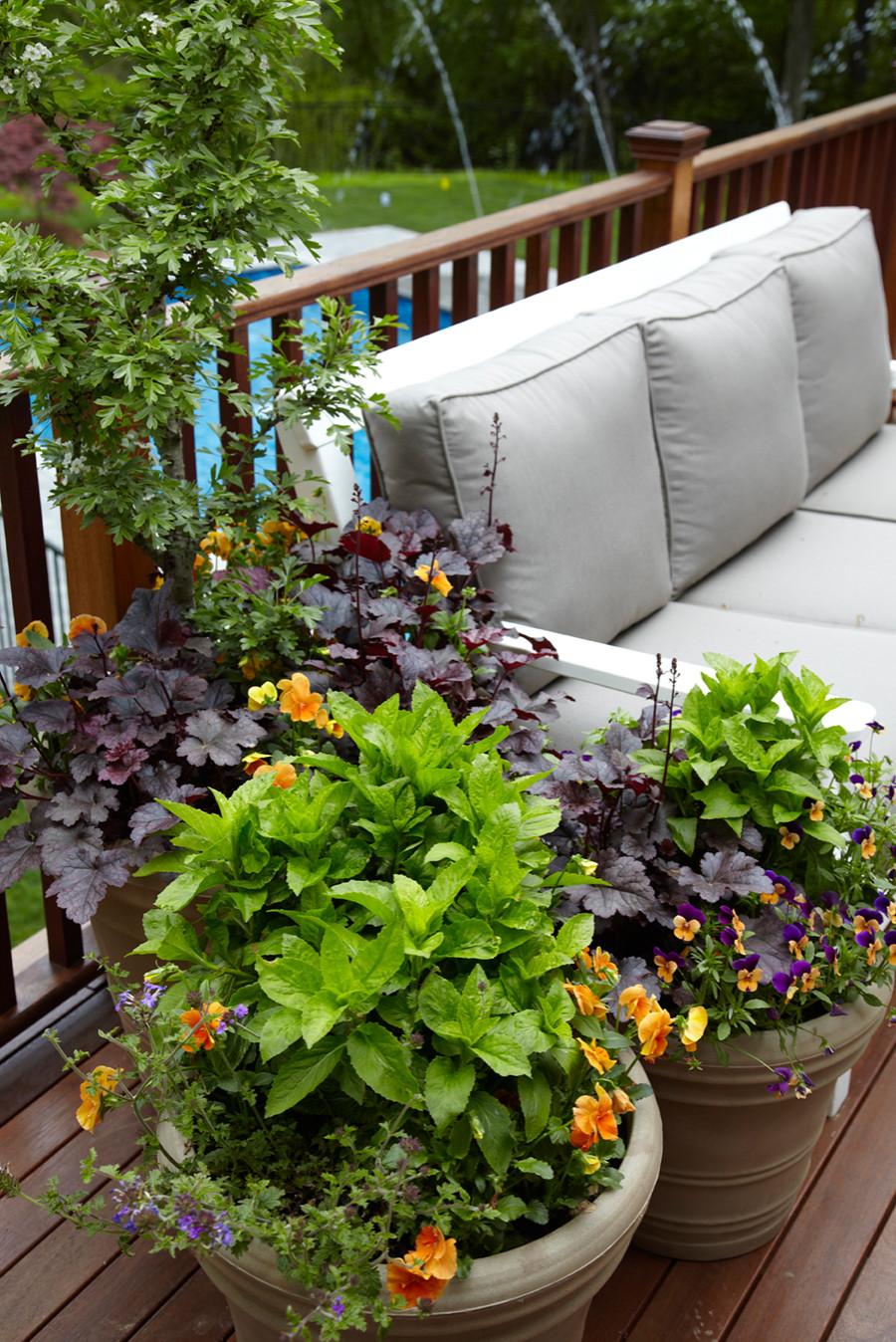 Обставляем лужайку: 8 стратегий украшения ландшафта мебелью