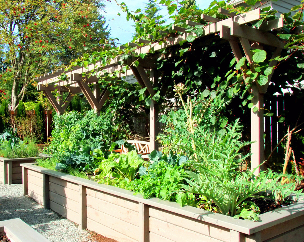 Как правильно: Сделать огородные опоры украшением участка