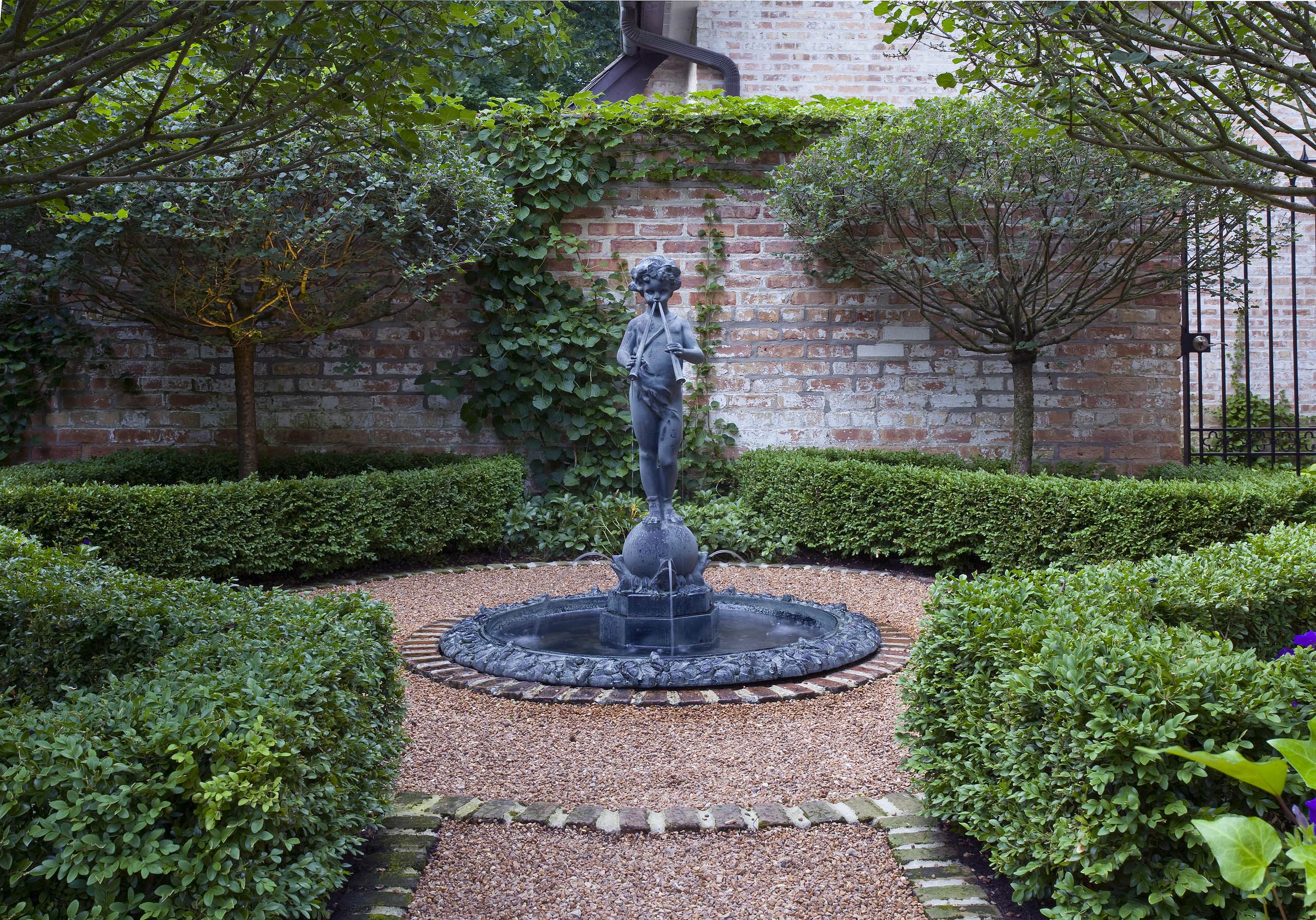 Сделайте это по-французски: Регулярный сад на маленьком участке