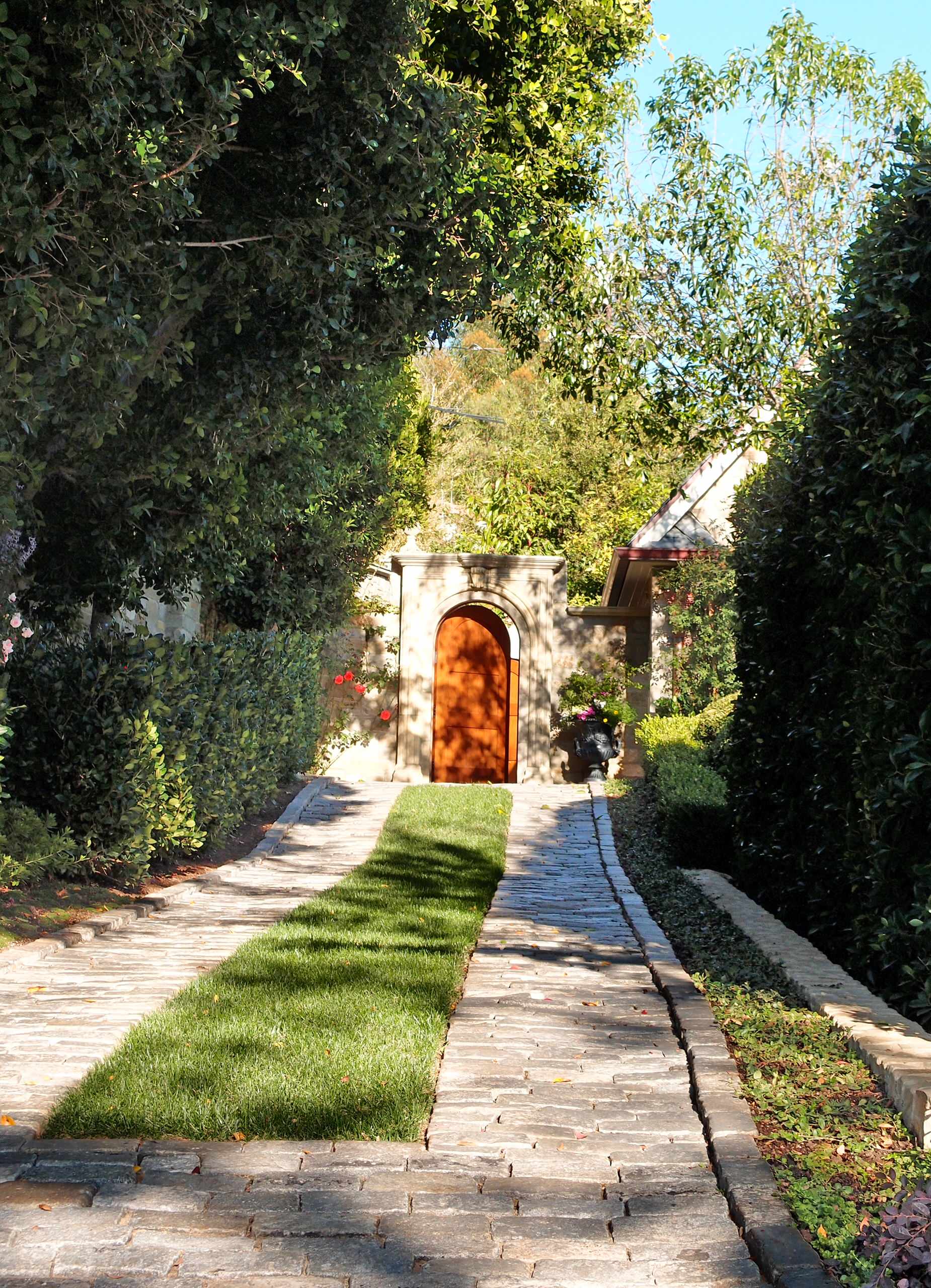 Хороший вопрос: Где парковать машину на даче?