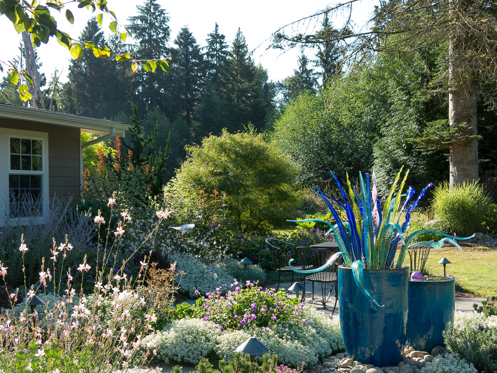 Зачем вам: Цветное стекло в саду