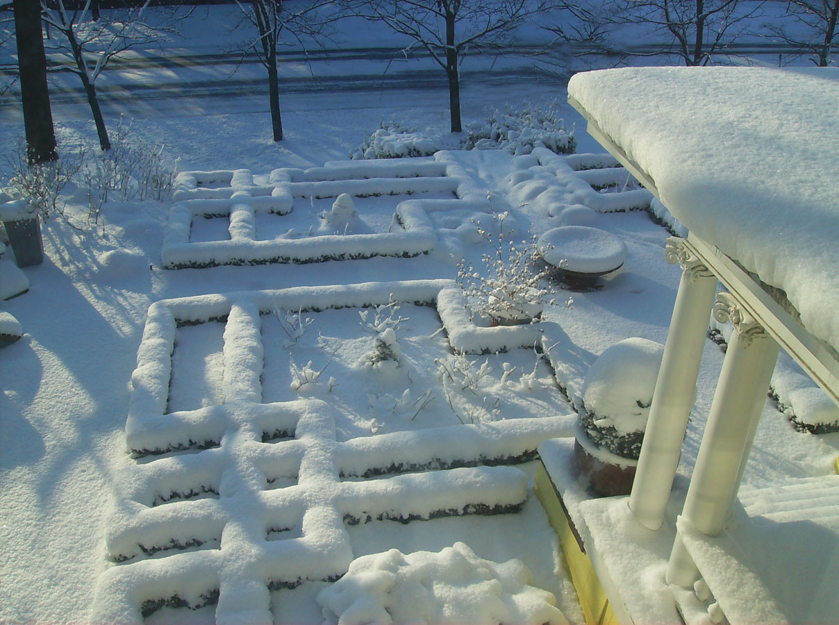Как правильно: Использовать снег в саду