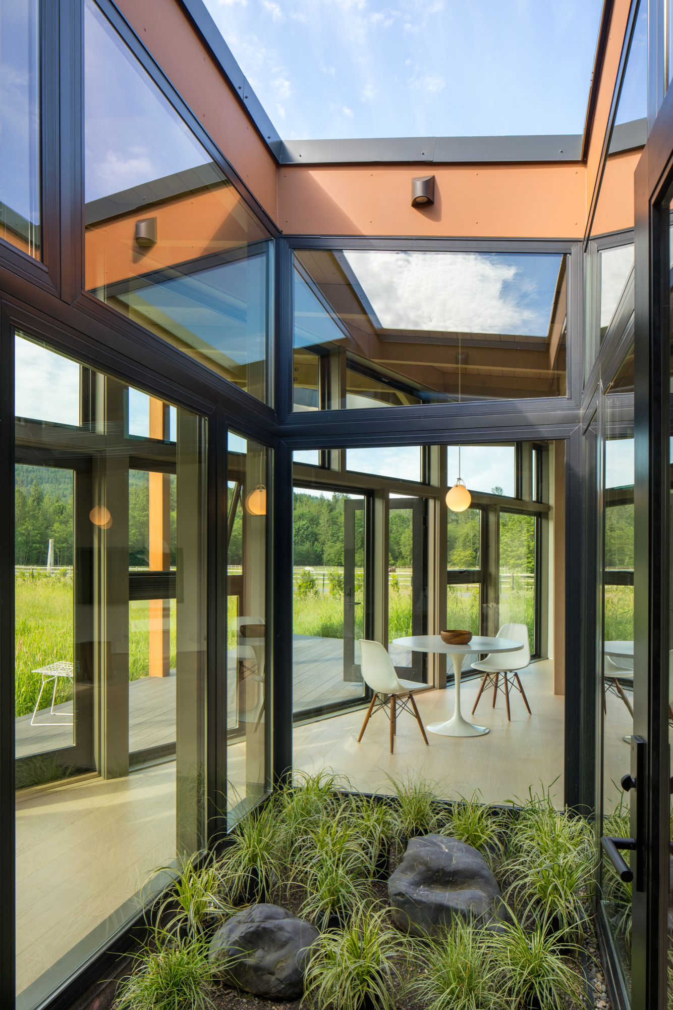 Houzz США: Современный дом с видом на Каскадные горы