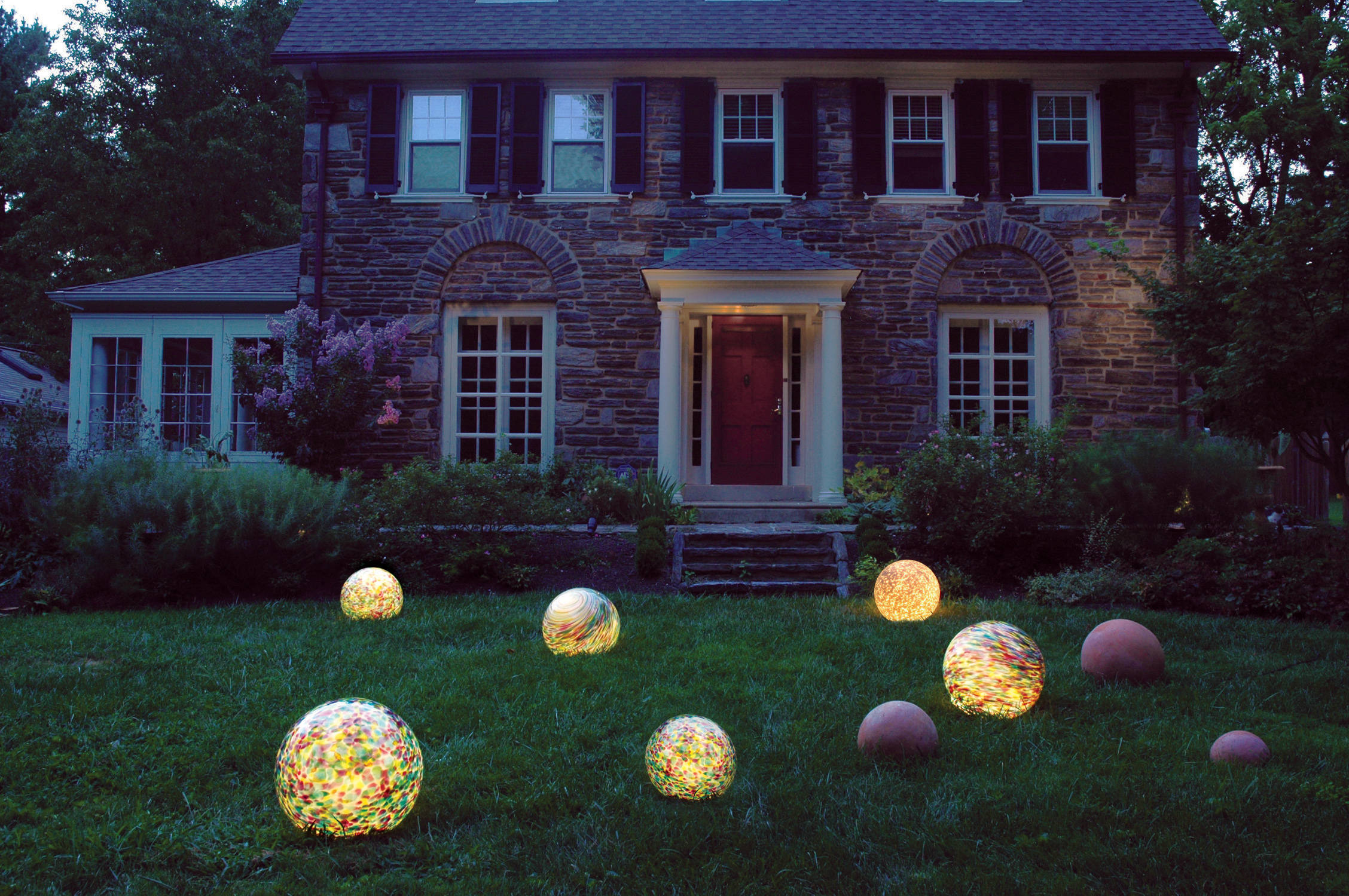 Зачем вам: Цветное стекло в саду