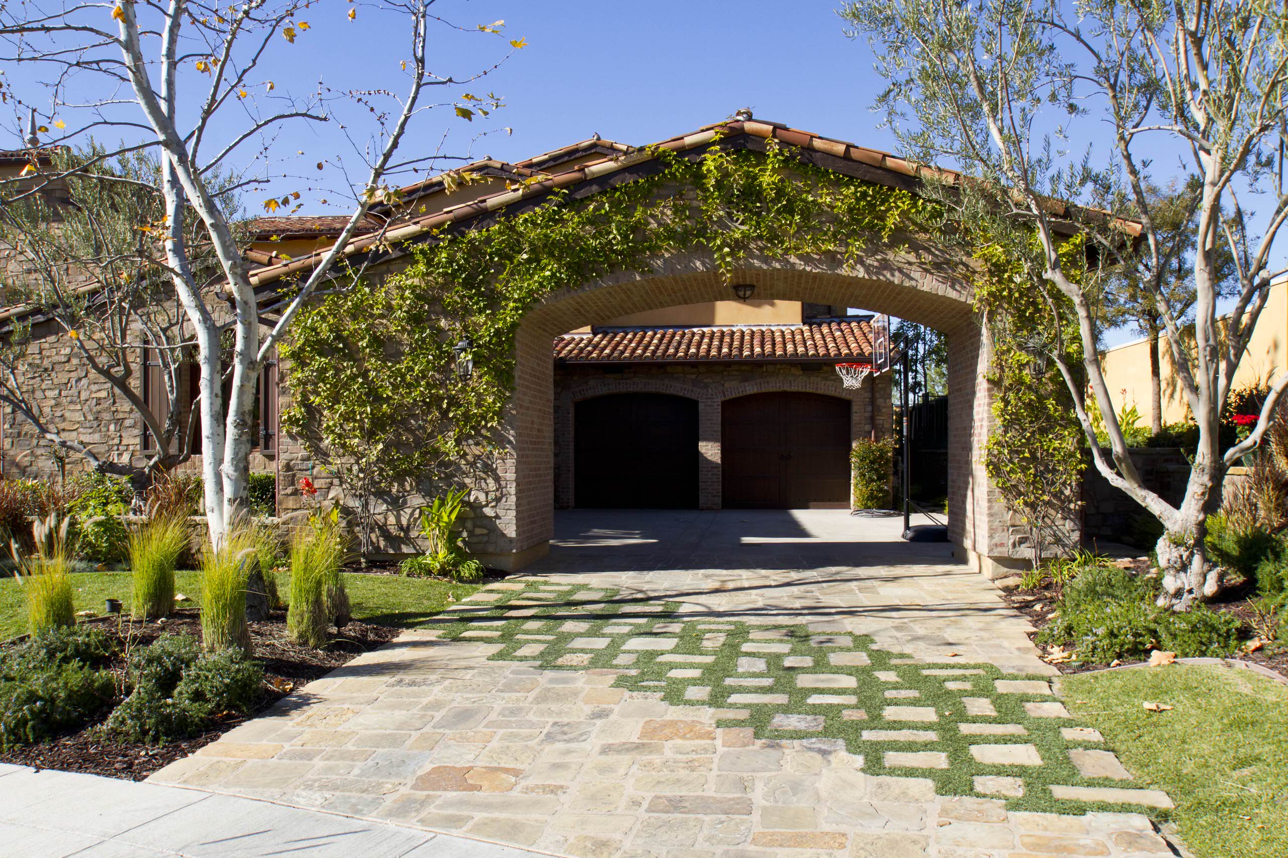 Хороший вопрос: Где парковать машину на даче?