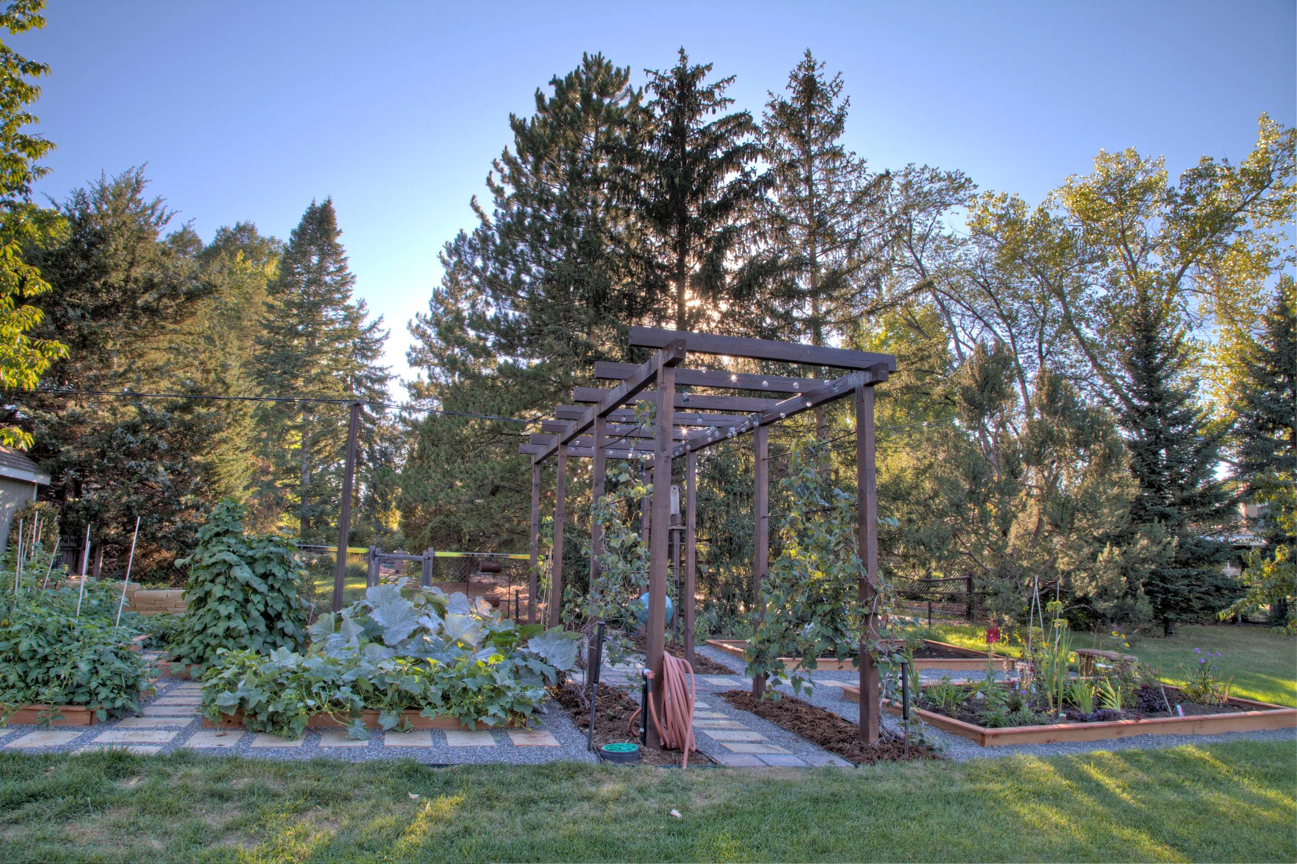 Как правильно: Сделать огородные опоры украшением участка