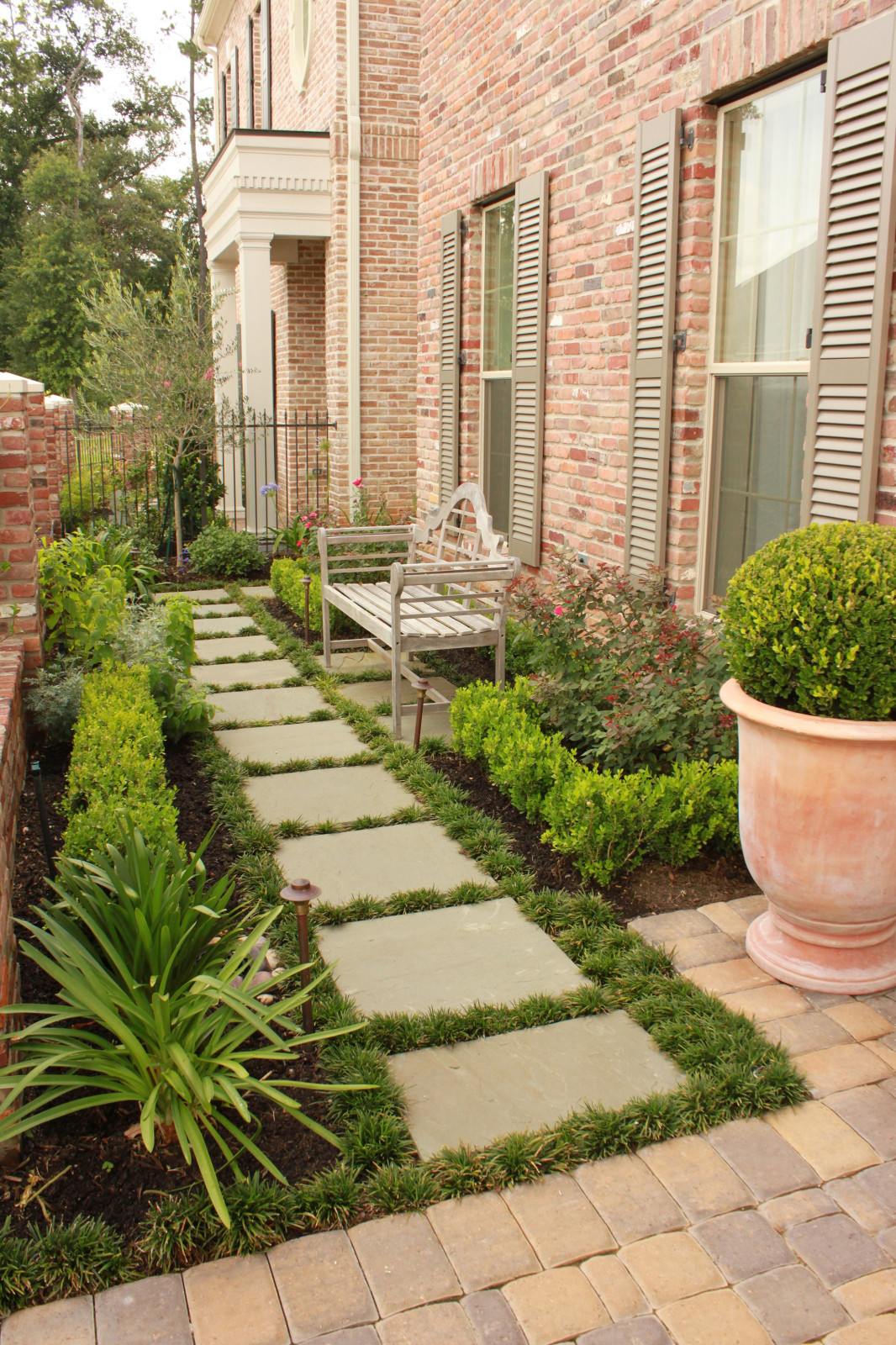 Как правильно: Обустроить узкие места на маленьком участке