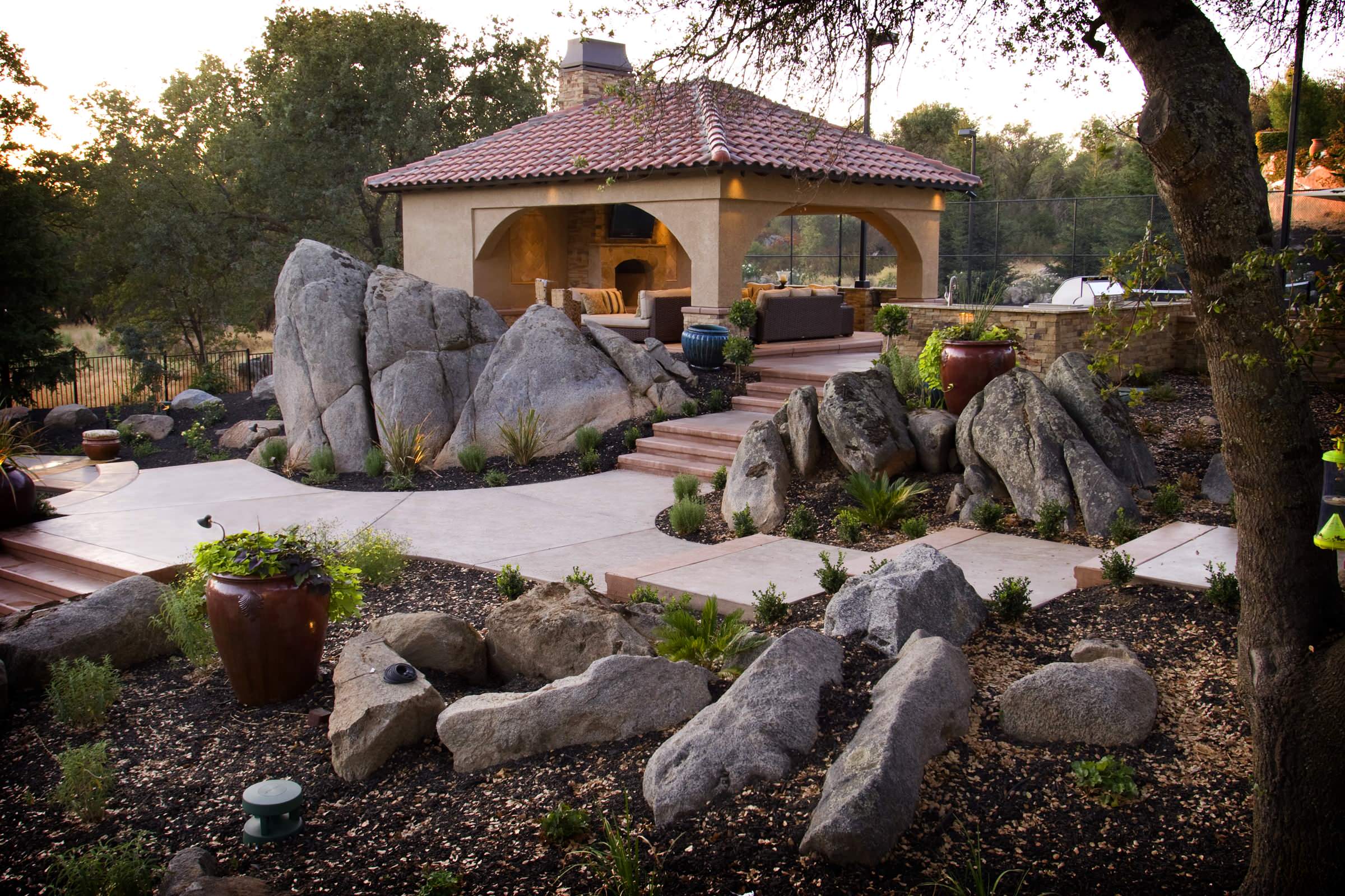 Камень в огород: Как использовать валуны в своем саду