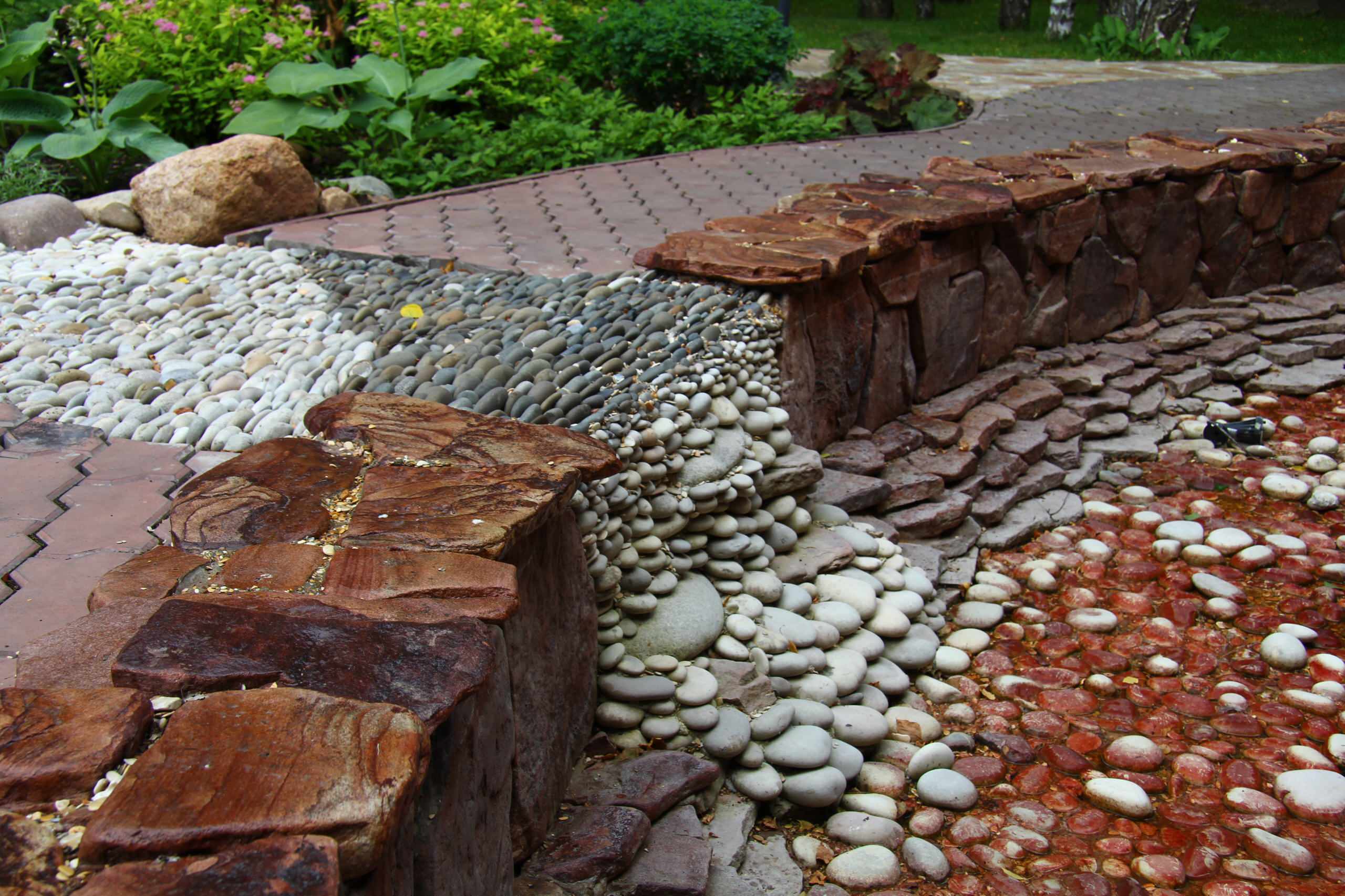 Камень в огород: Как использовать валуны в своем саду