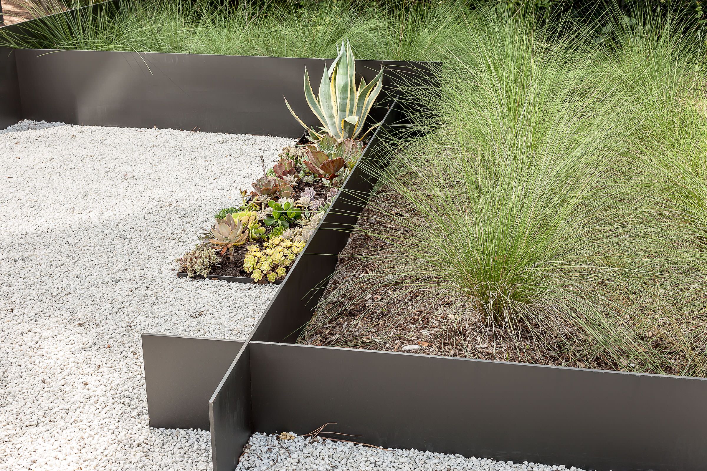 На краю цвета: Из чего сделать бордюры для клумбы