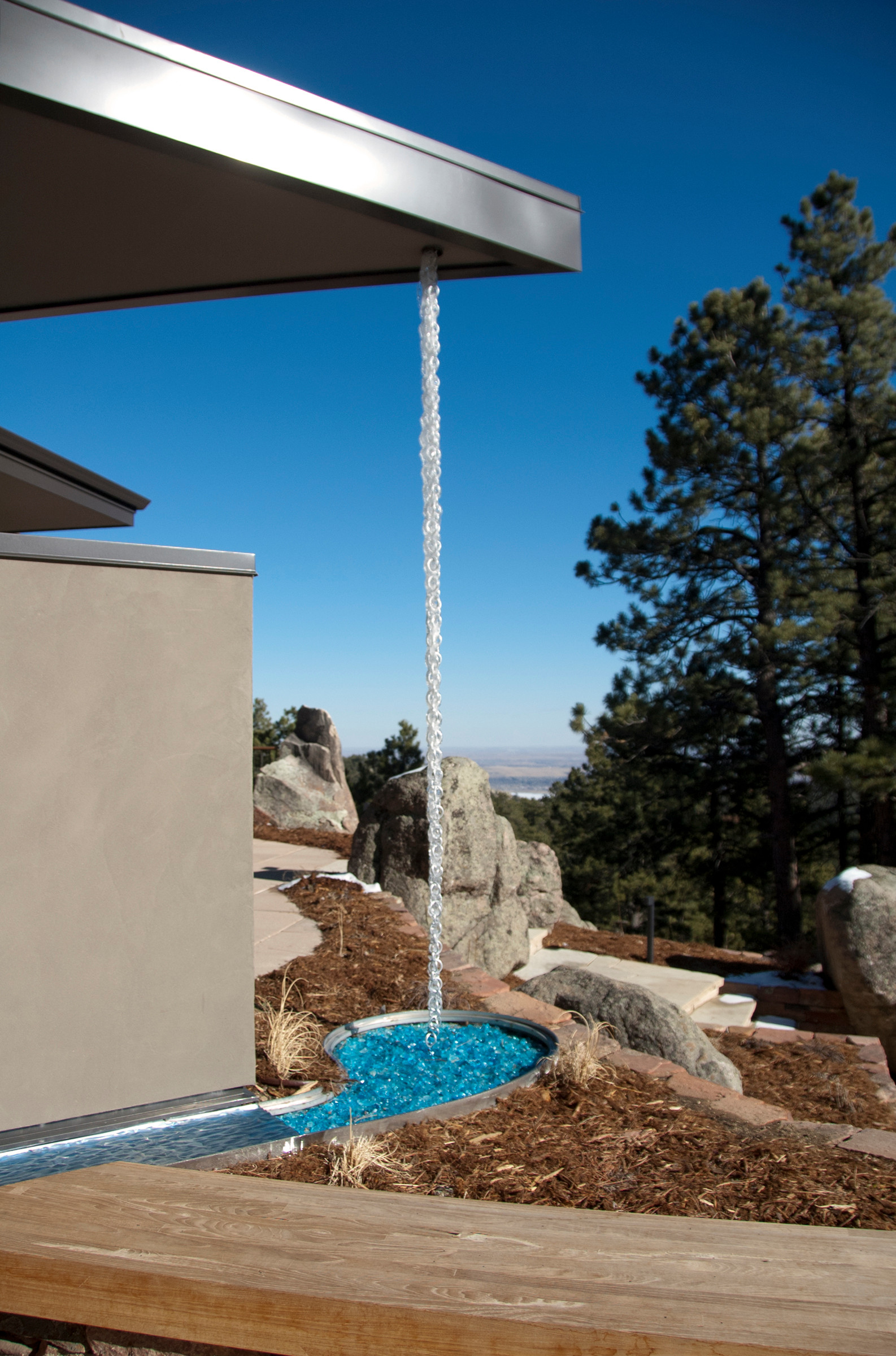 Зачем вам: Цветное стекло в саду