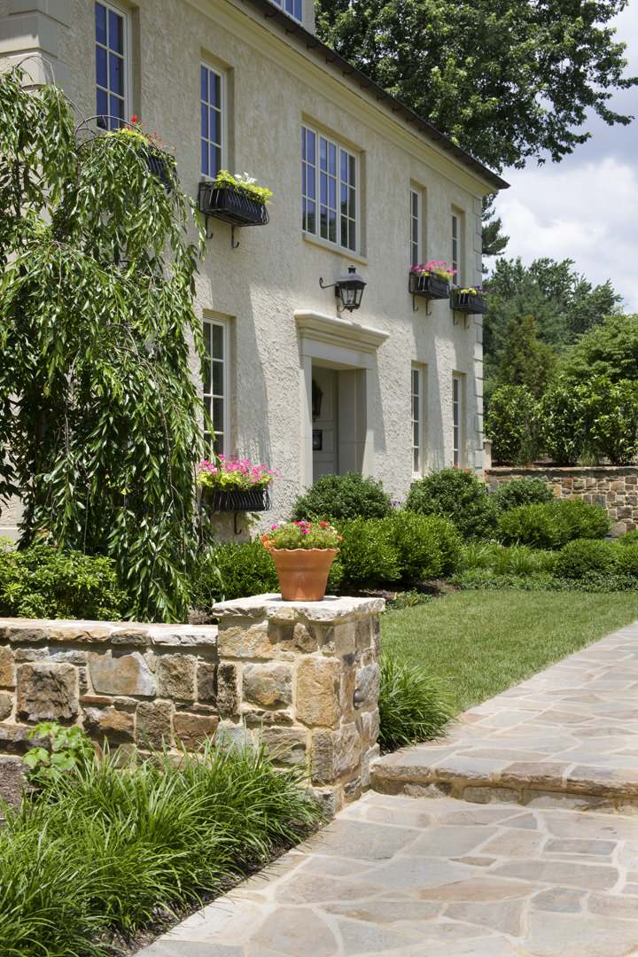 Вопрос: Как разбить сад за окном в цветочнице