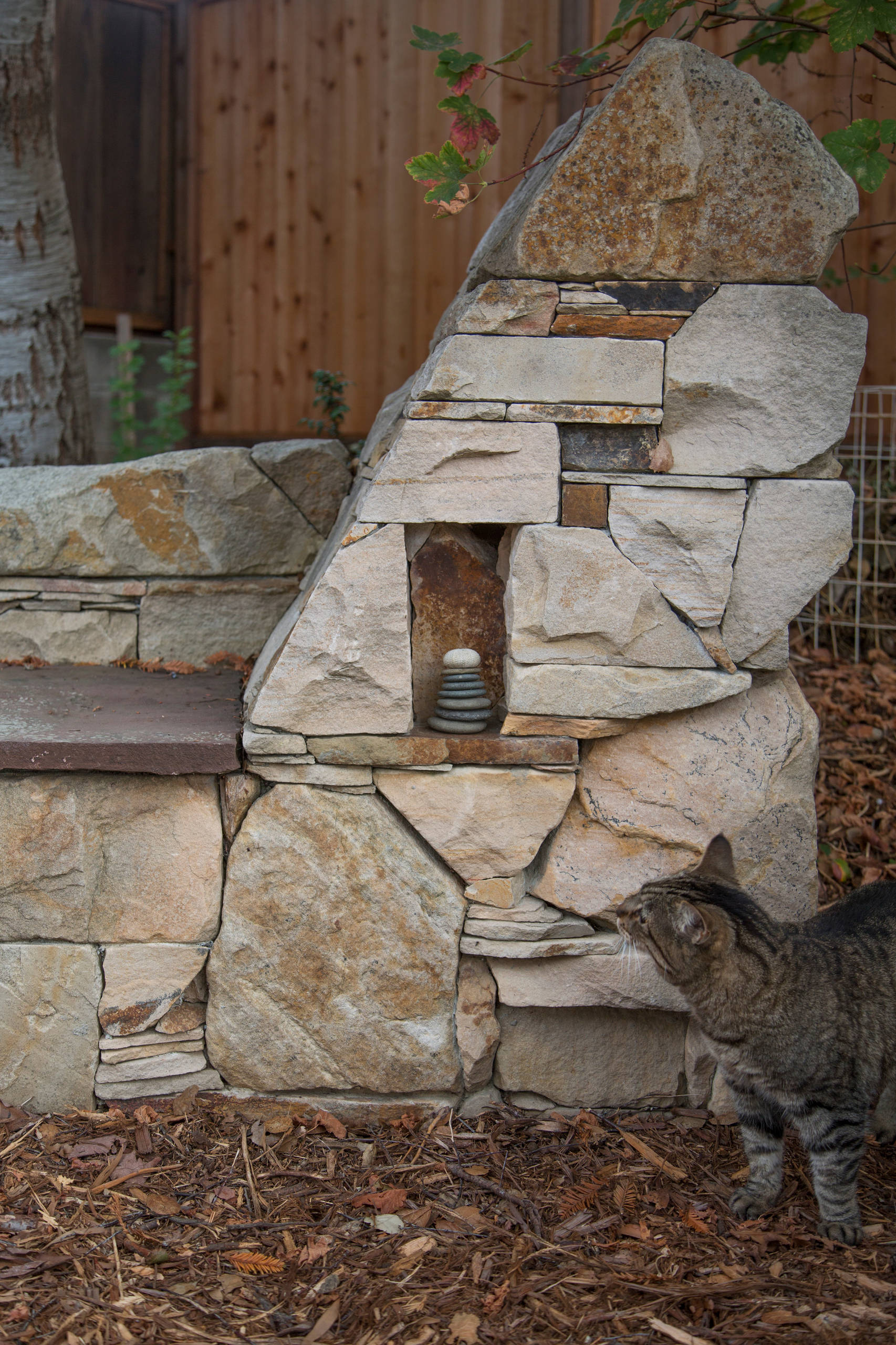 Обставляем лужайку: 8 стратегий украшения ландшафта мебелью