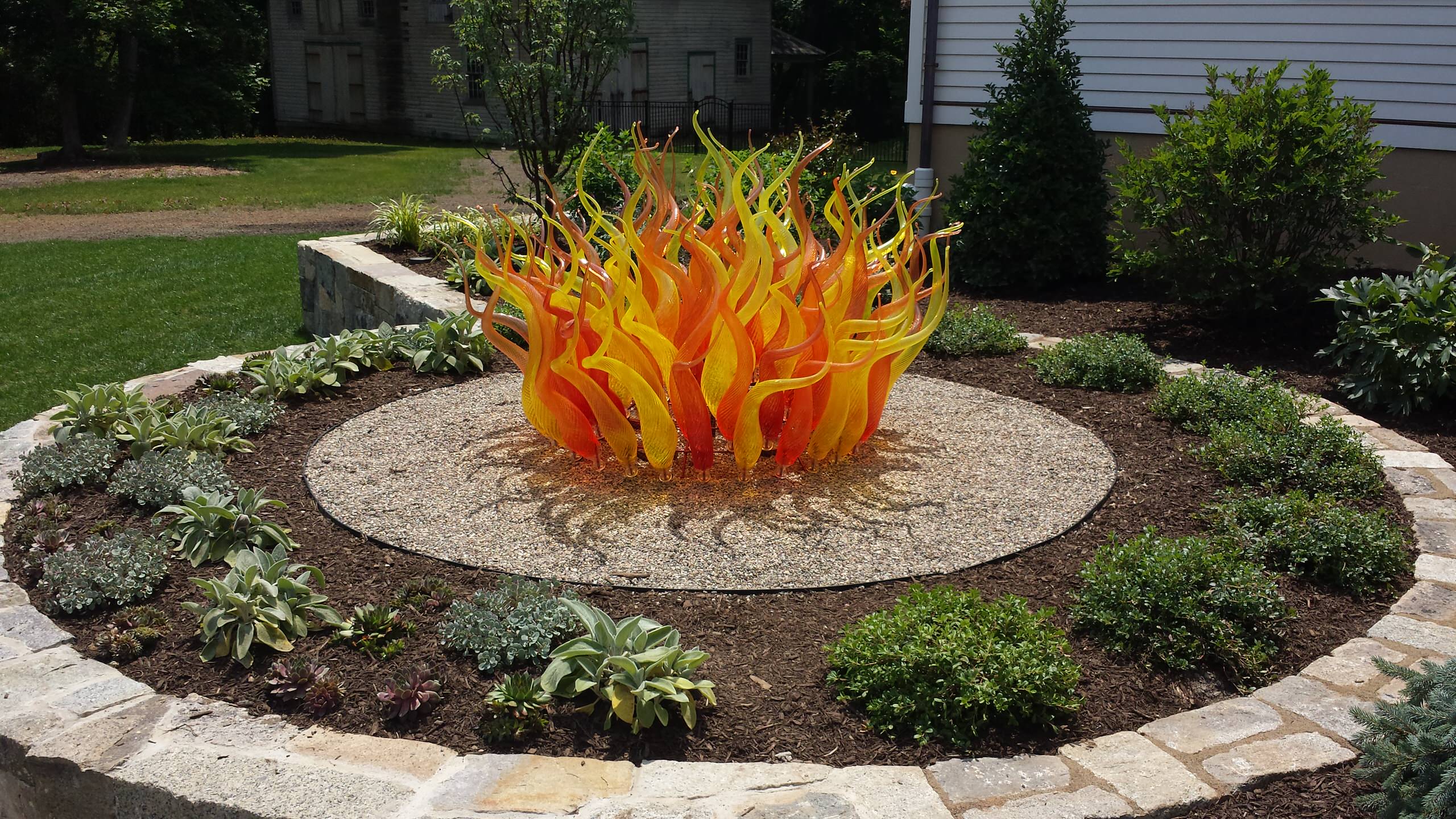 Зачем вам: Цветное стекло в саду