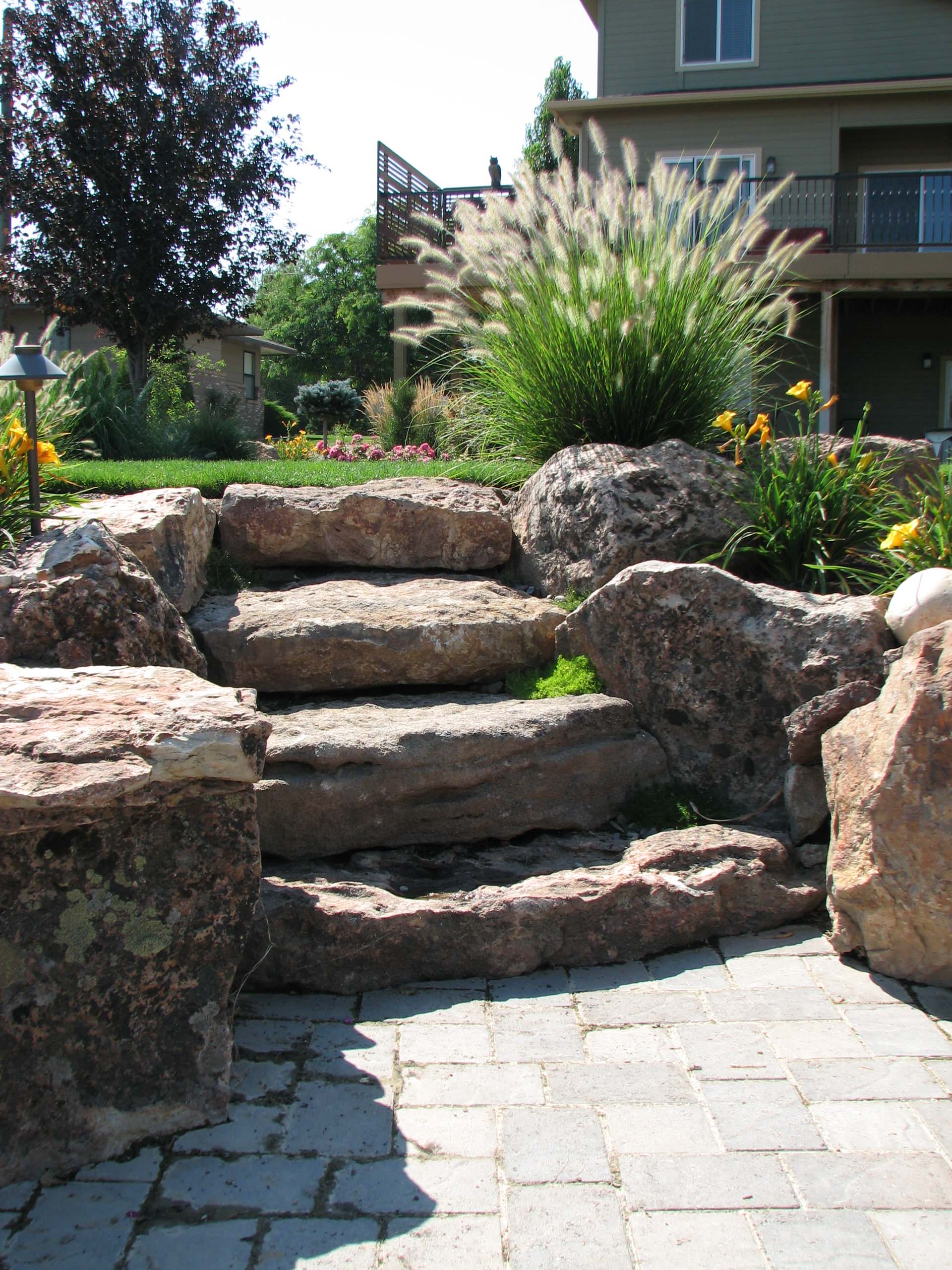 Камень в огород: Как использовать валуны в своем саду