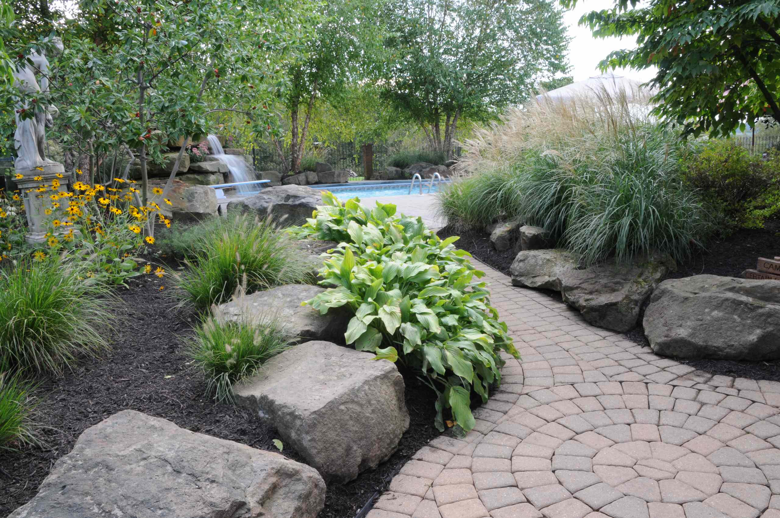 Тропинки в саду: Как их планировать