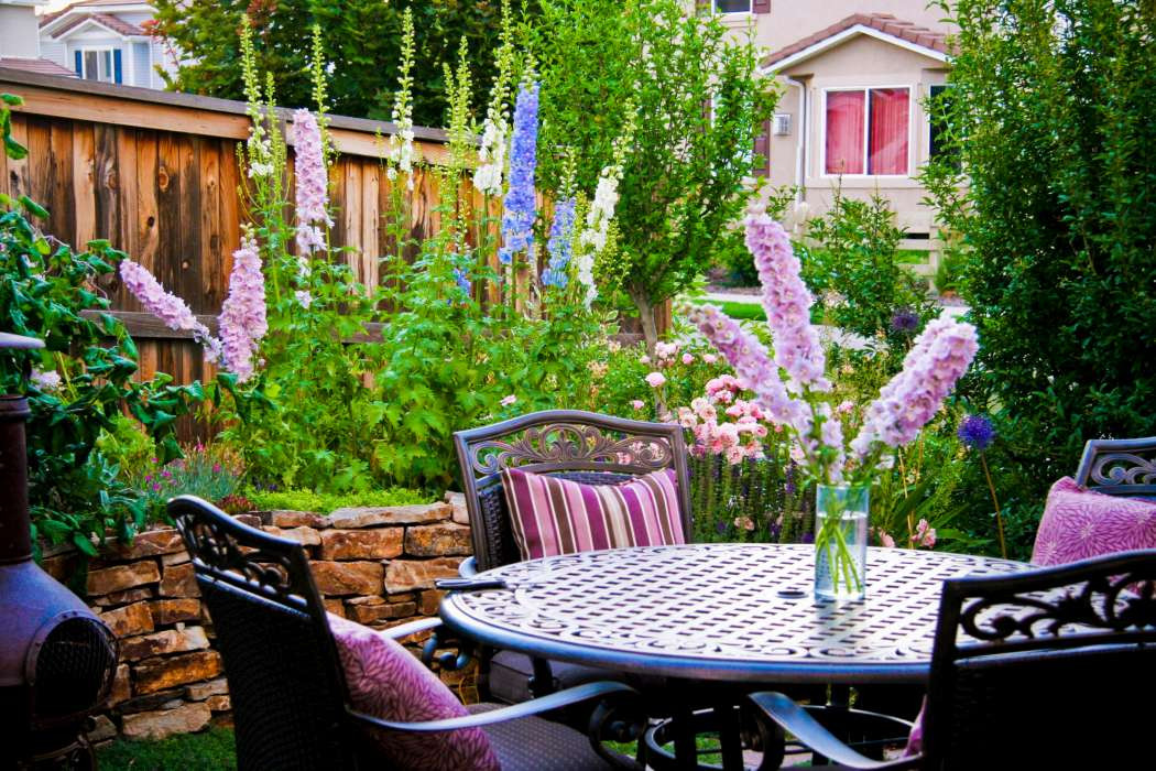 Обставляем лужайку: 8 стратегий украшения ландшафта мебелью