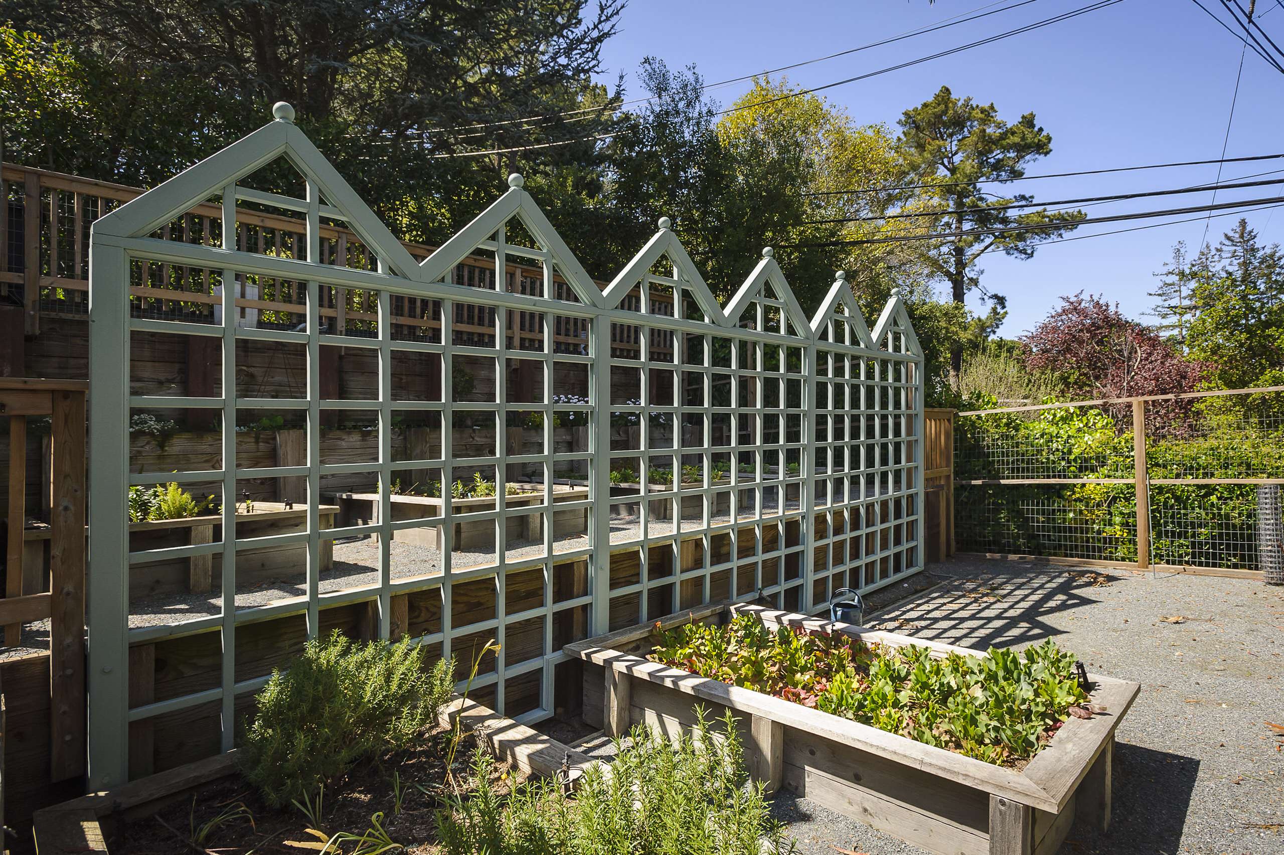 Как правильно: Сделать огородные опоры украшением участка