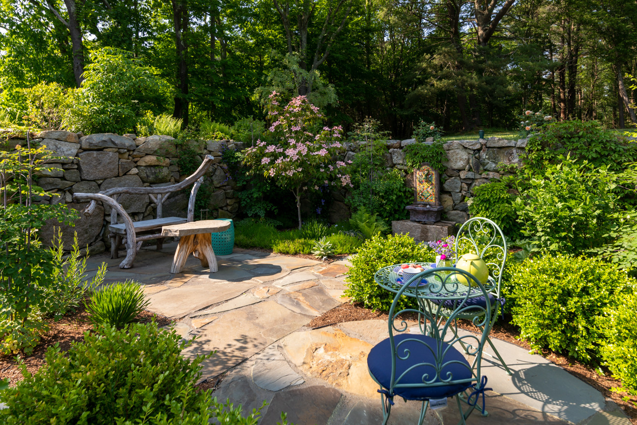 Сад недели: С фонтаном и развалинами древнего... сарая