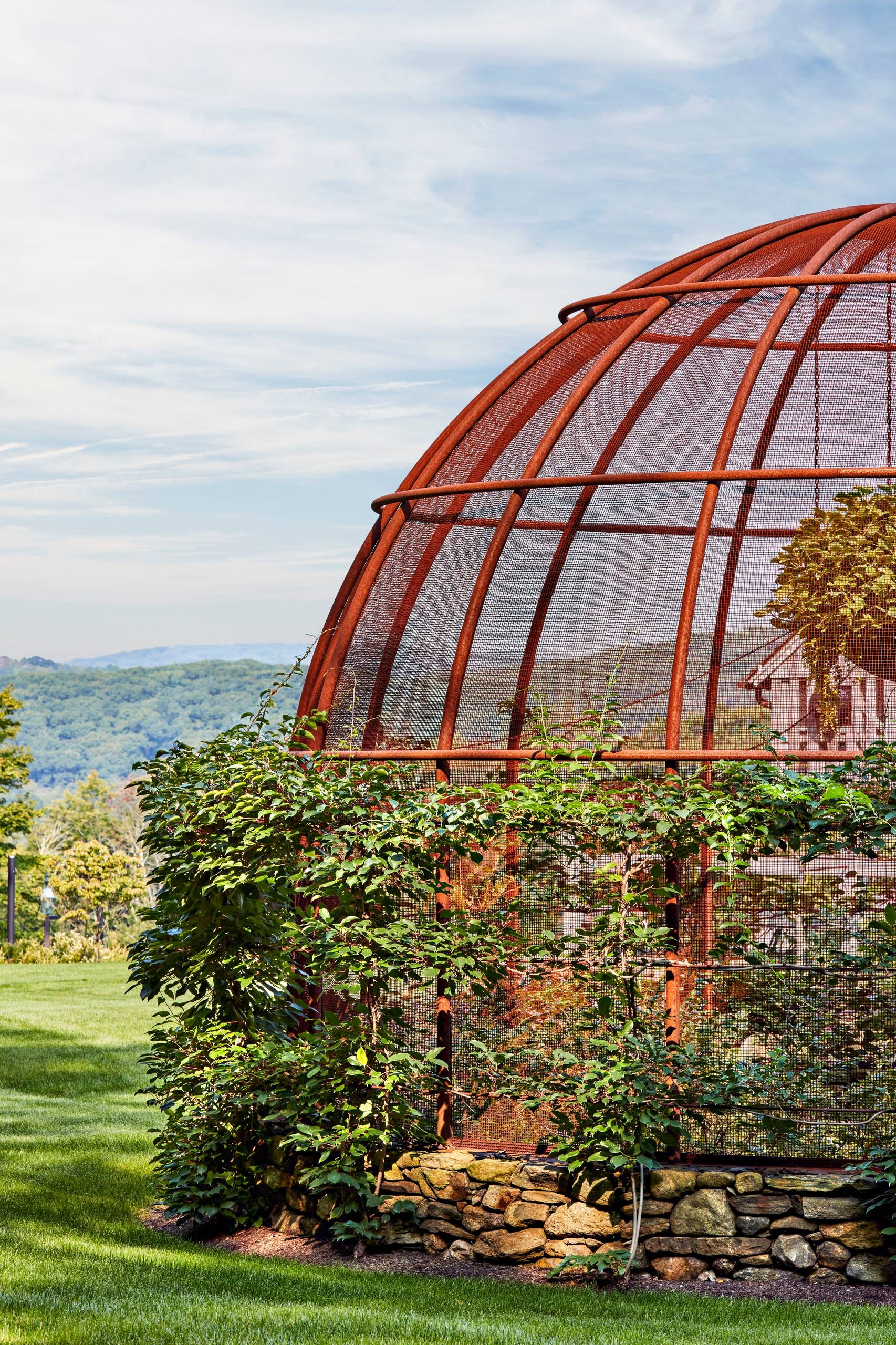 Как правильно: Сделать огородные опоры украшением участка