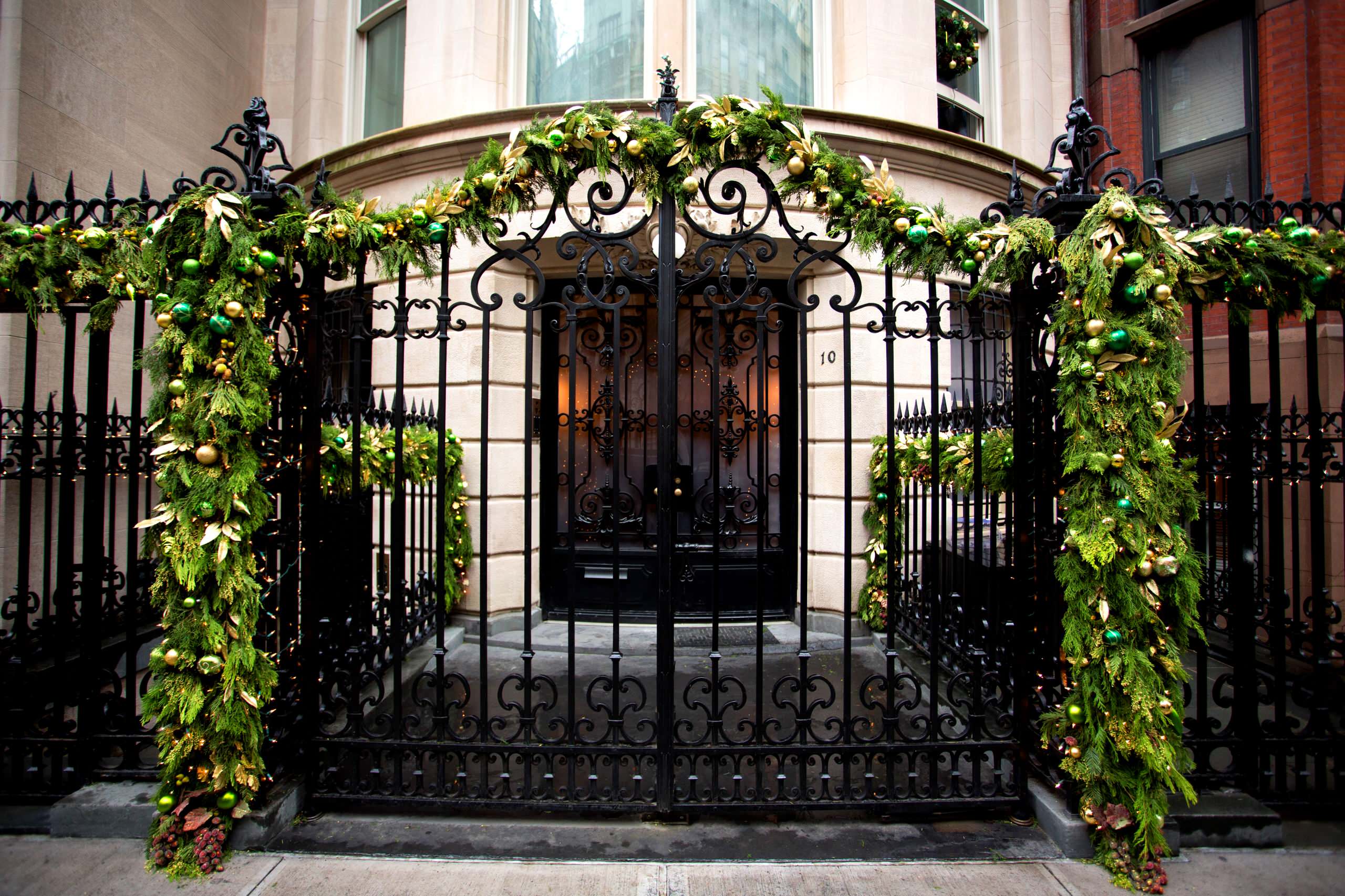 Новогодние праздники в саду — идеи зимнего декора для улицы