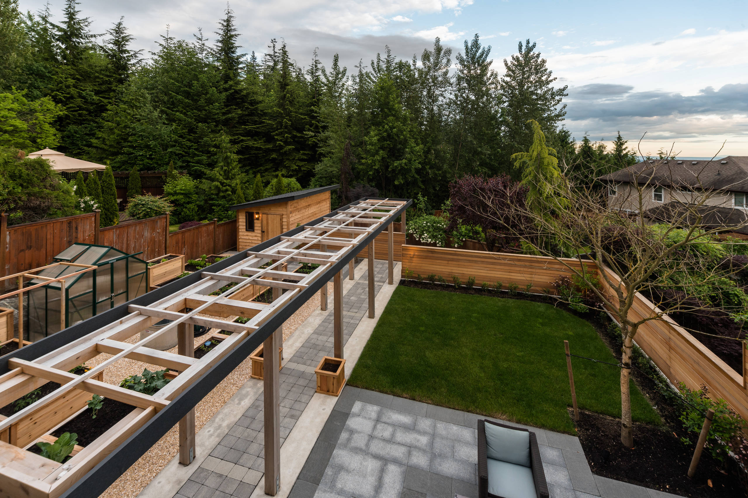 Как правильно: Сделать огородные опоры украшением участка