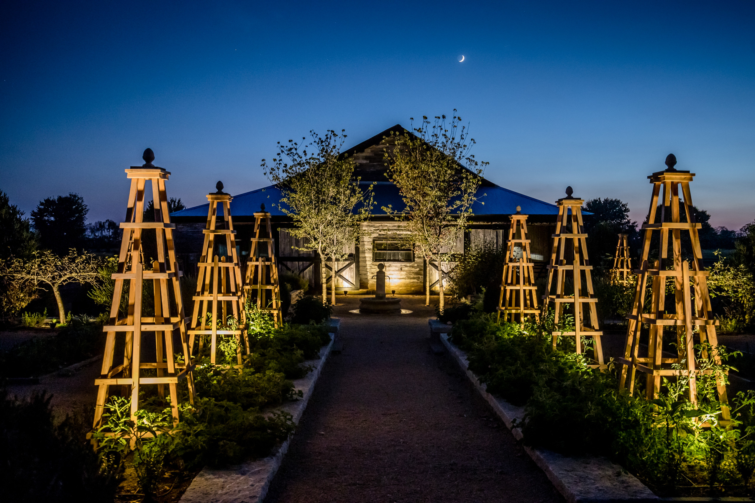 Как правильно: Сделать огородные опоры украшением участка