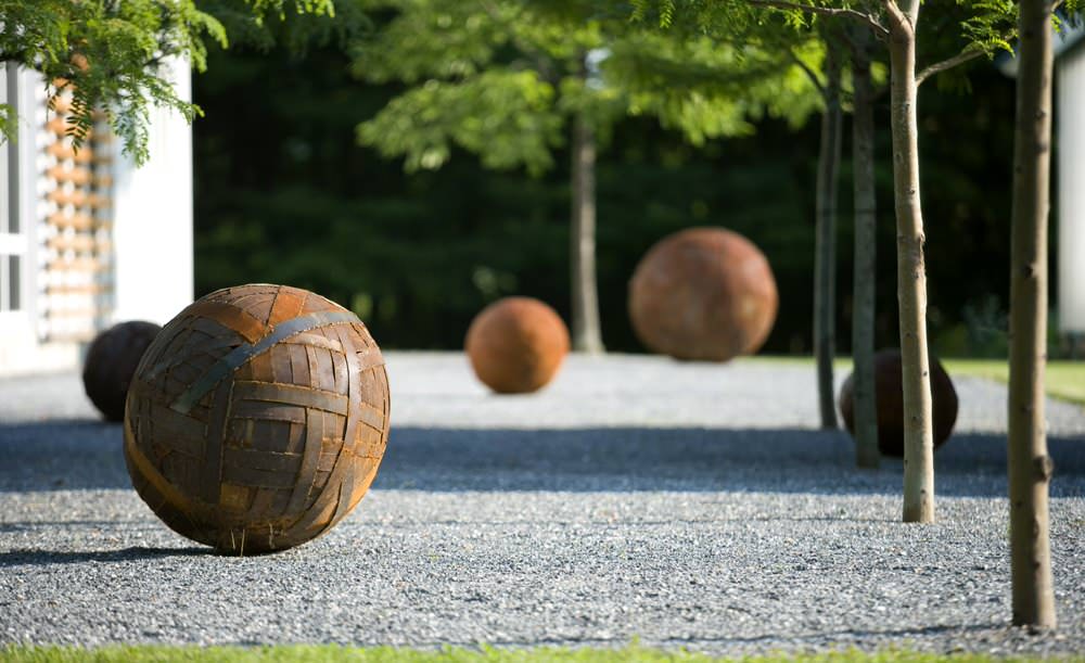 Шаром покати: Классические приемы украшения сада сферами