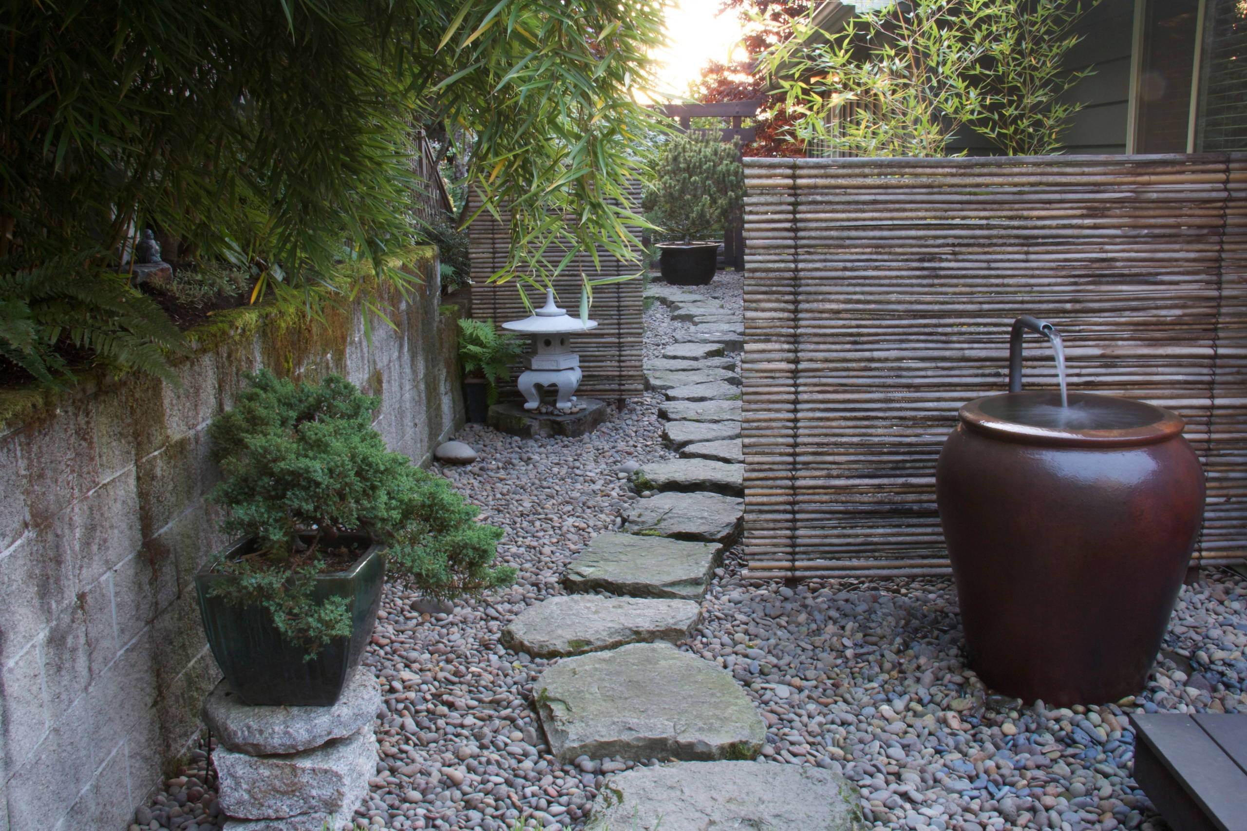 Живописное ущелье: Дизайн-решения для узких мест на участке