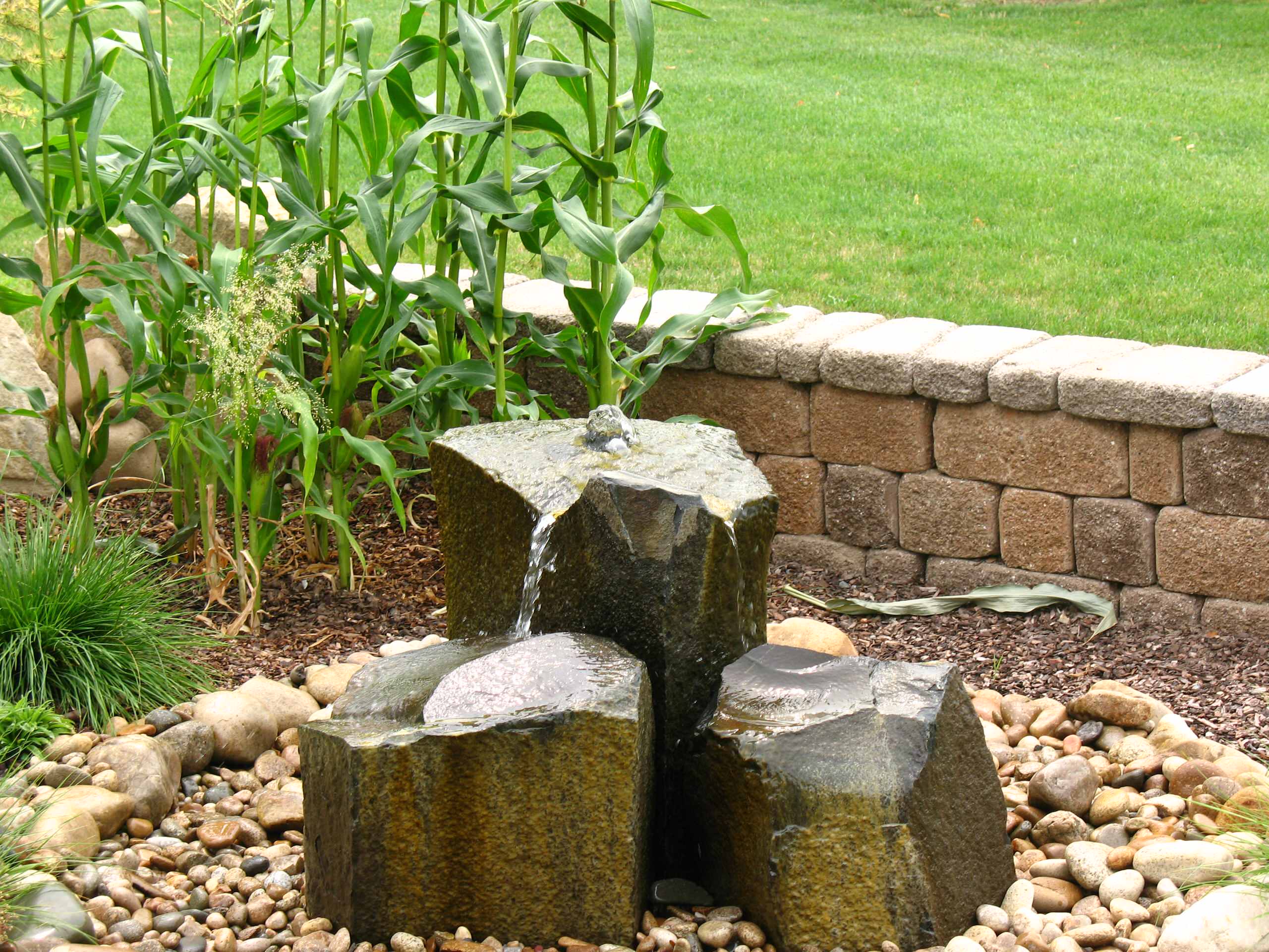 Камень в огород: Как использовать валуны в своем саду