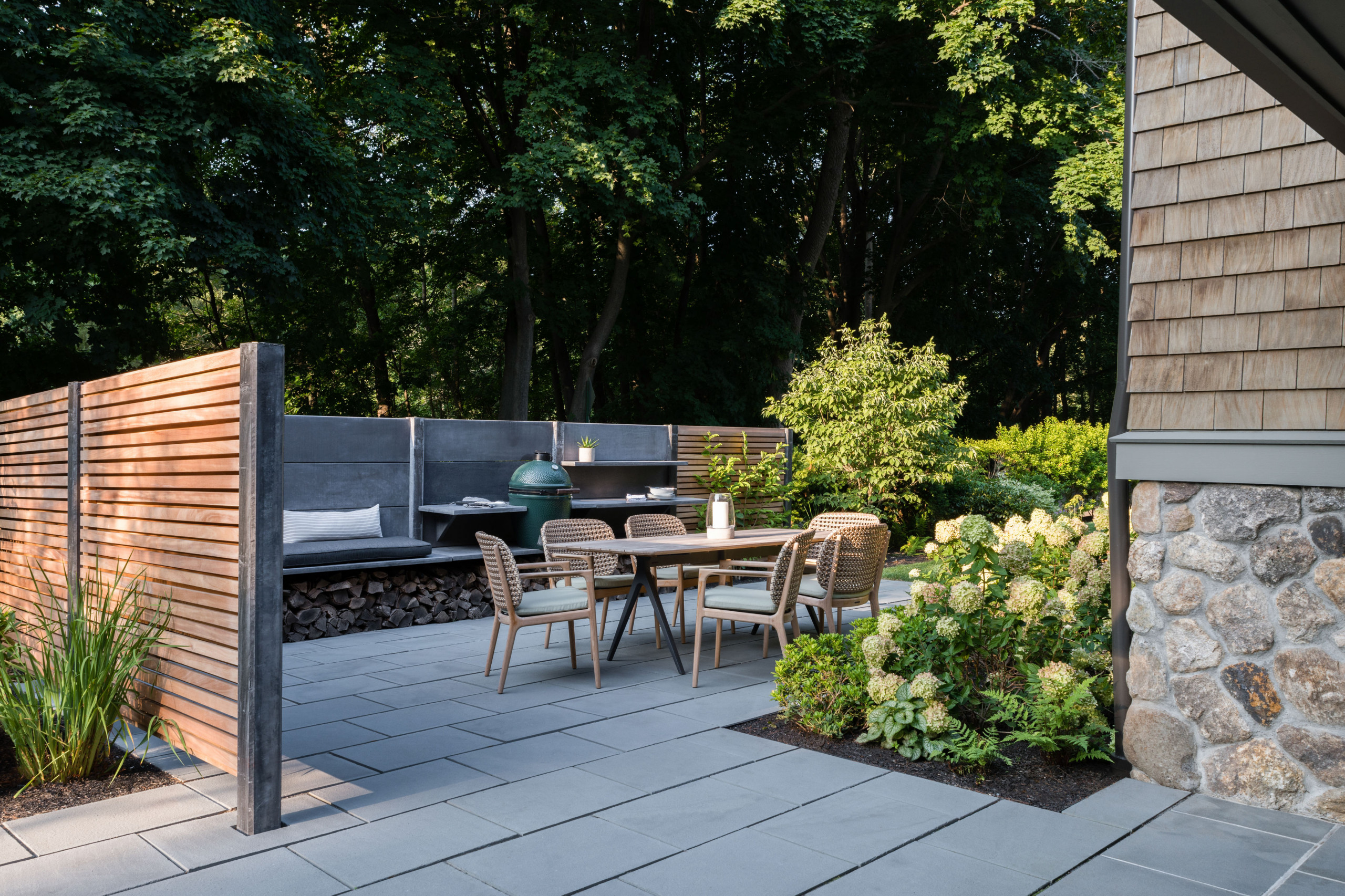 До и после: 3 двора, где после переделки появилась летняя кухня