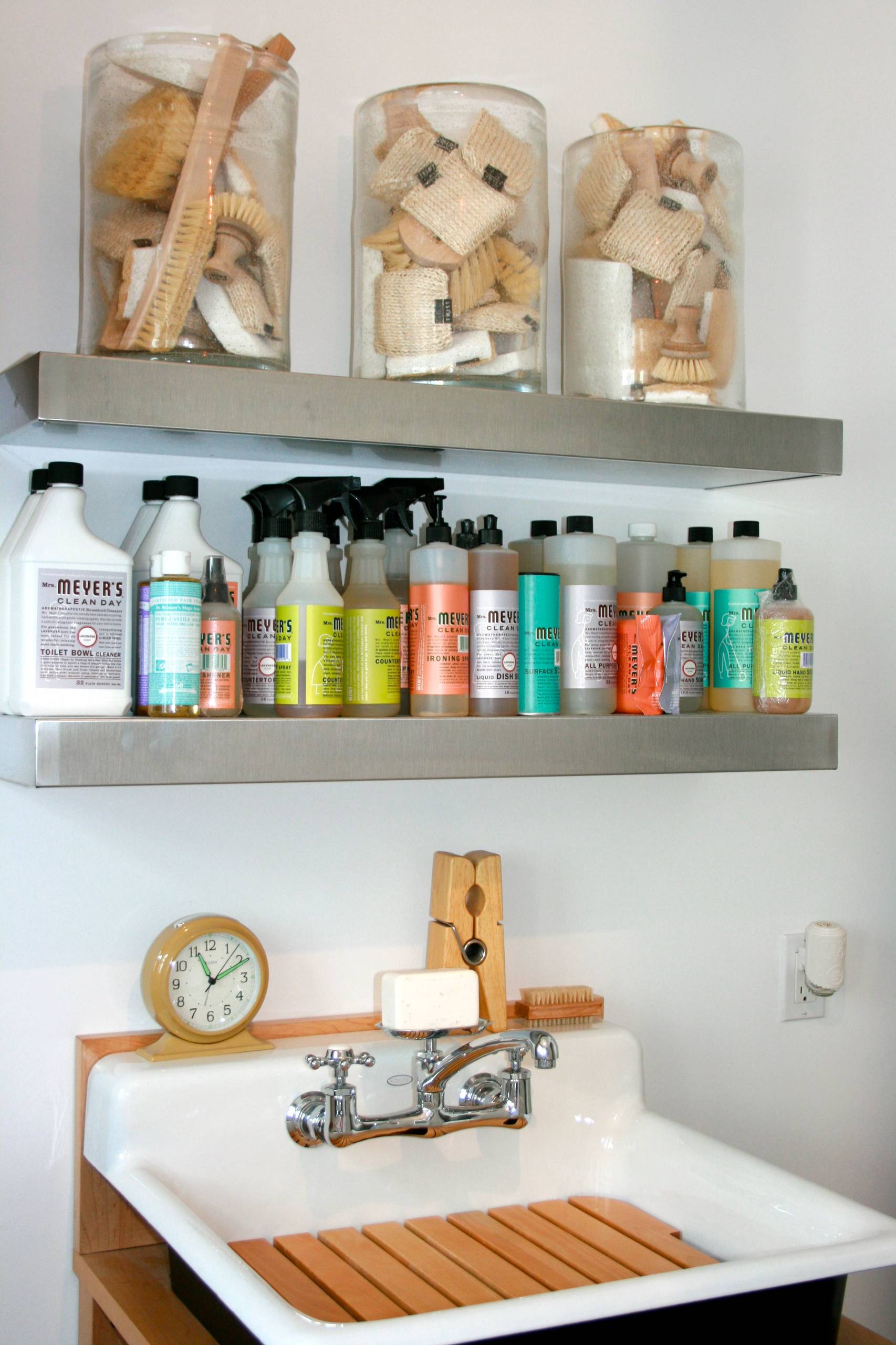 Хороший вопрос: Куда прятать швабру, пылесос и средства для уборки?