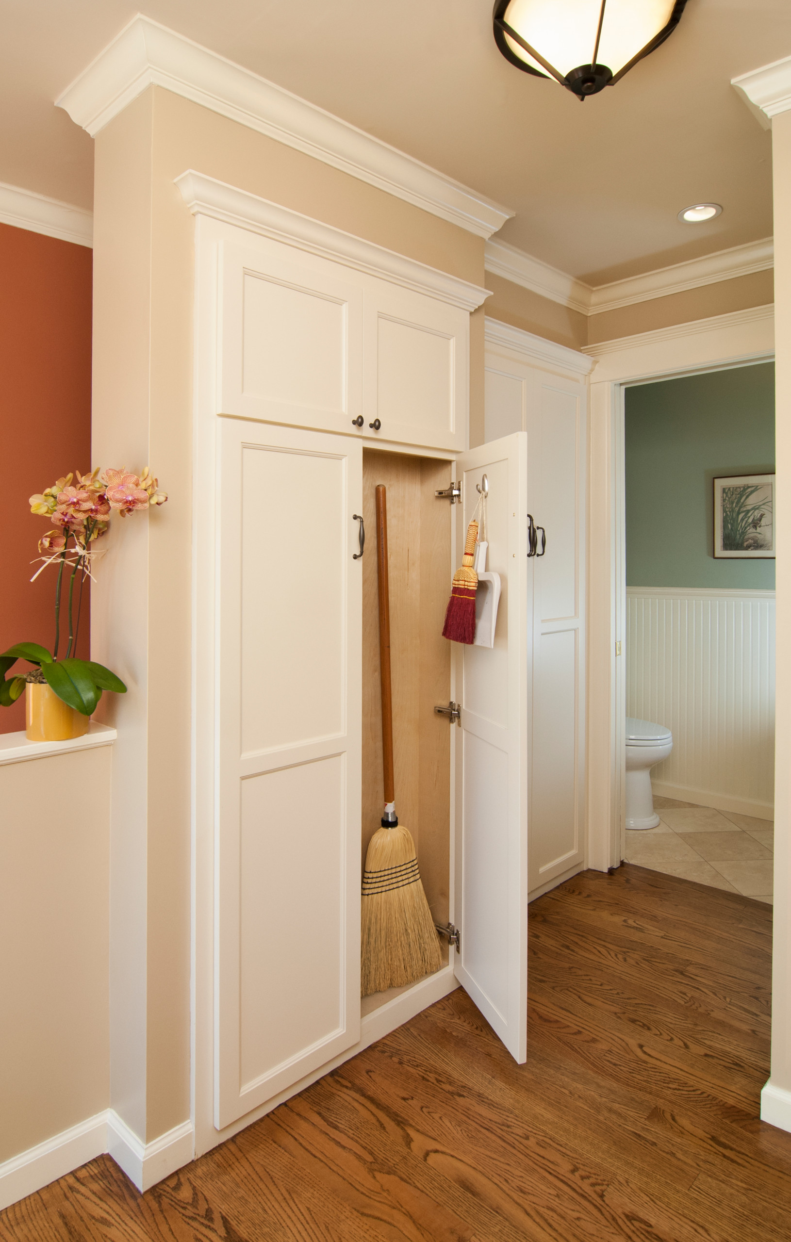 Хороший вопрос: Куда прятать швабру, пылесос и средства для уборки?