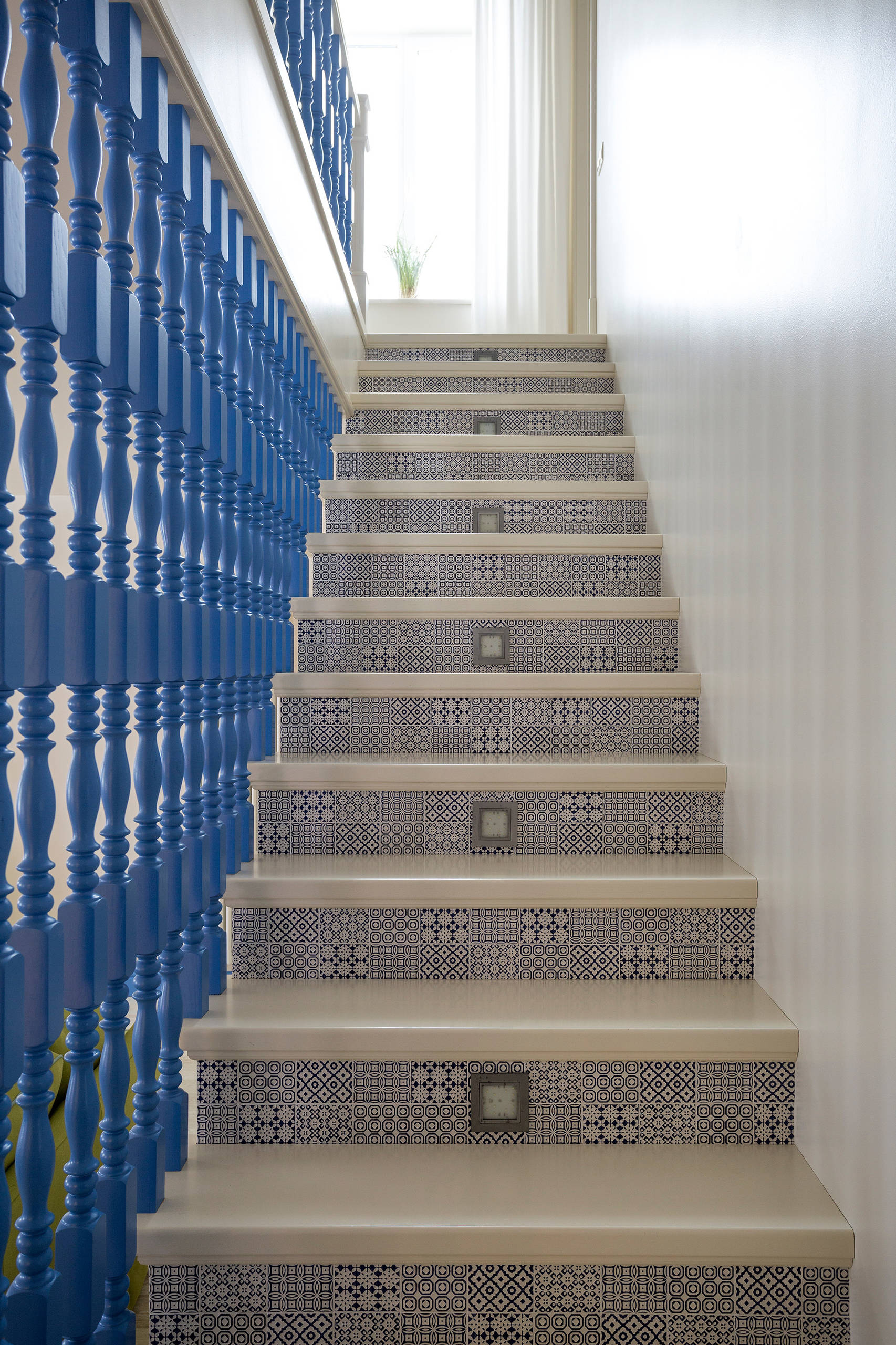 Houzz тур: Камин с изразцами и русские мотивы в доме для трех поколений