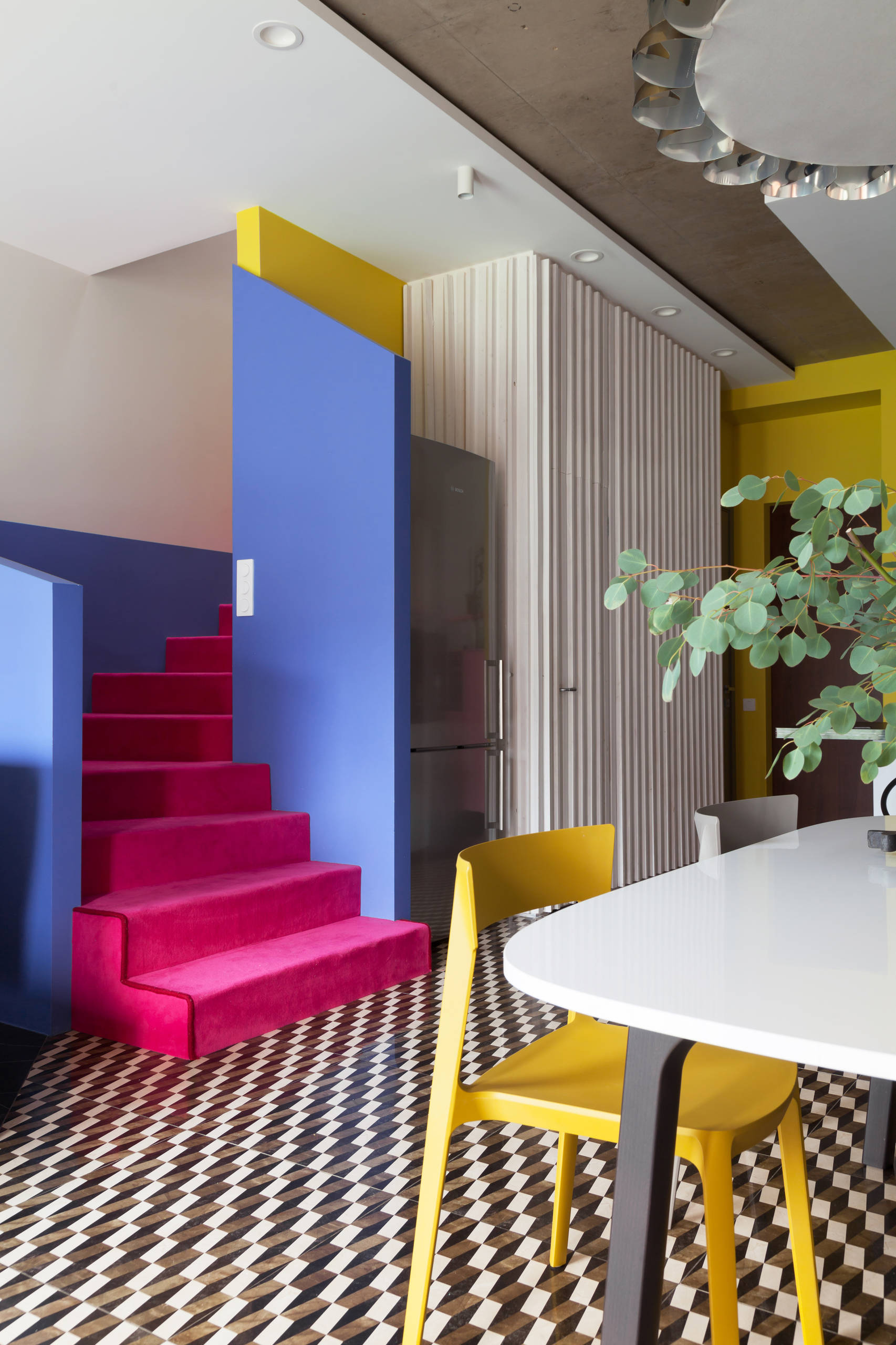 Houzz тур: Яркий таунхаус, который ломает стереотипы