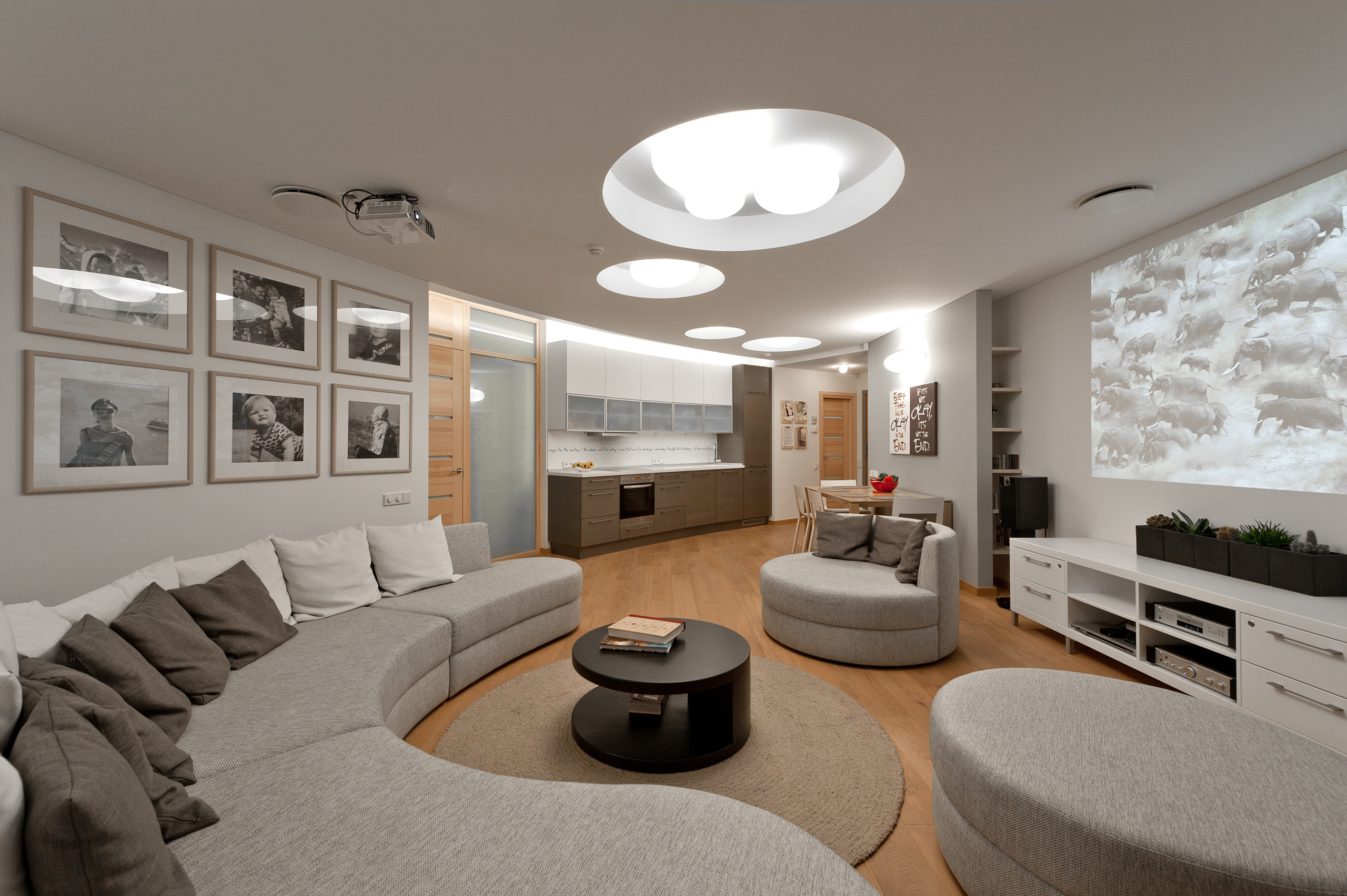 Houzz Литва: Старый Вильнюс и арт-объекты в трехкомнатной квартире