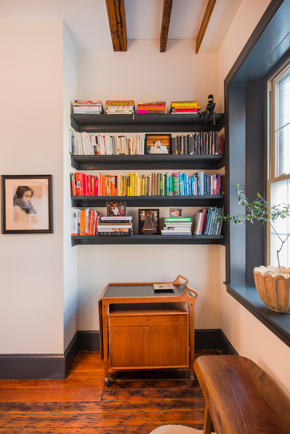 Пятая стена: Как декорировать полки огромного стеллажа