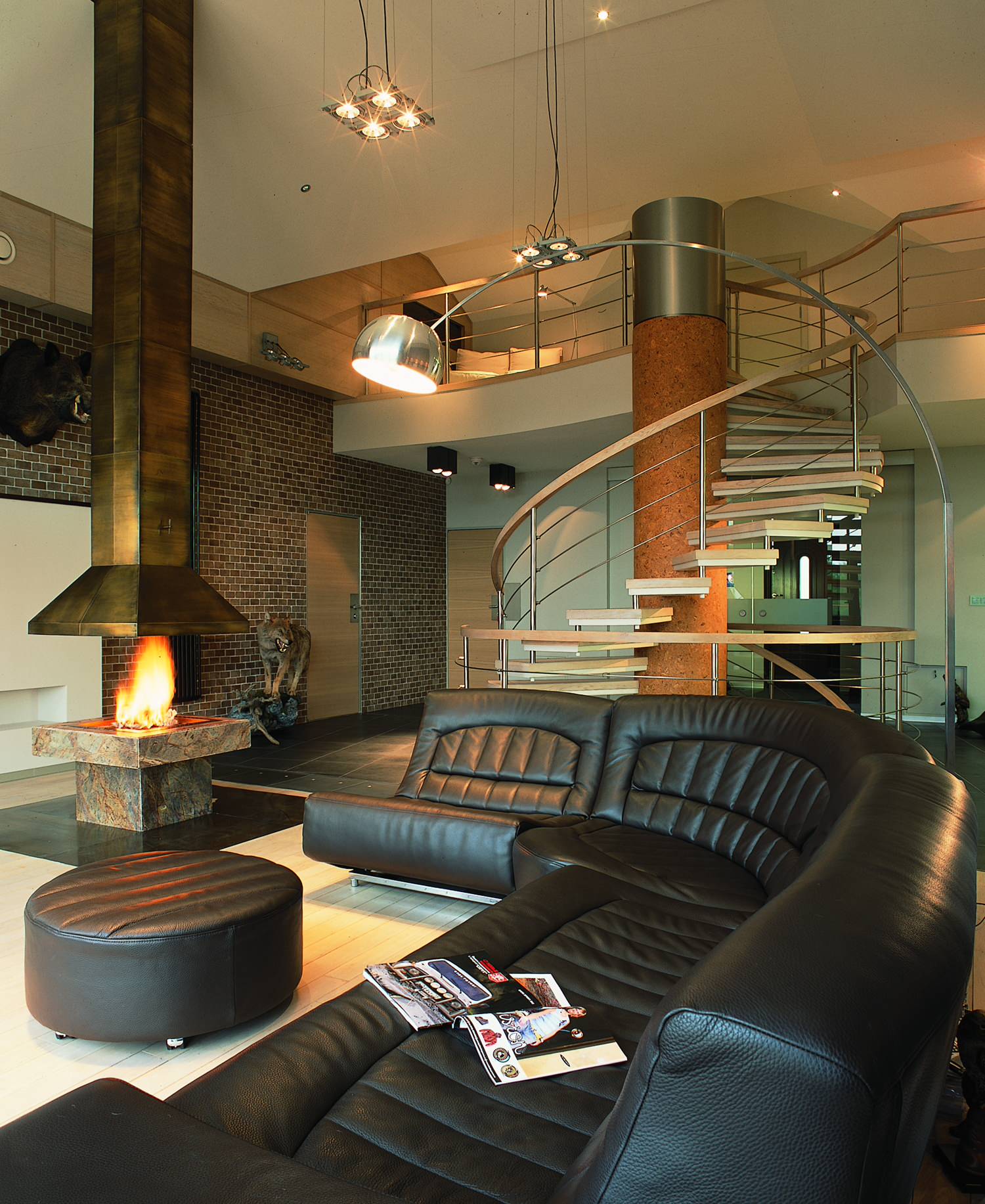 Проект недели: Двусветная гостиная с мезонином и лестницей-деревом