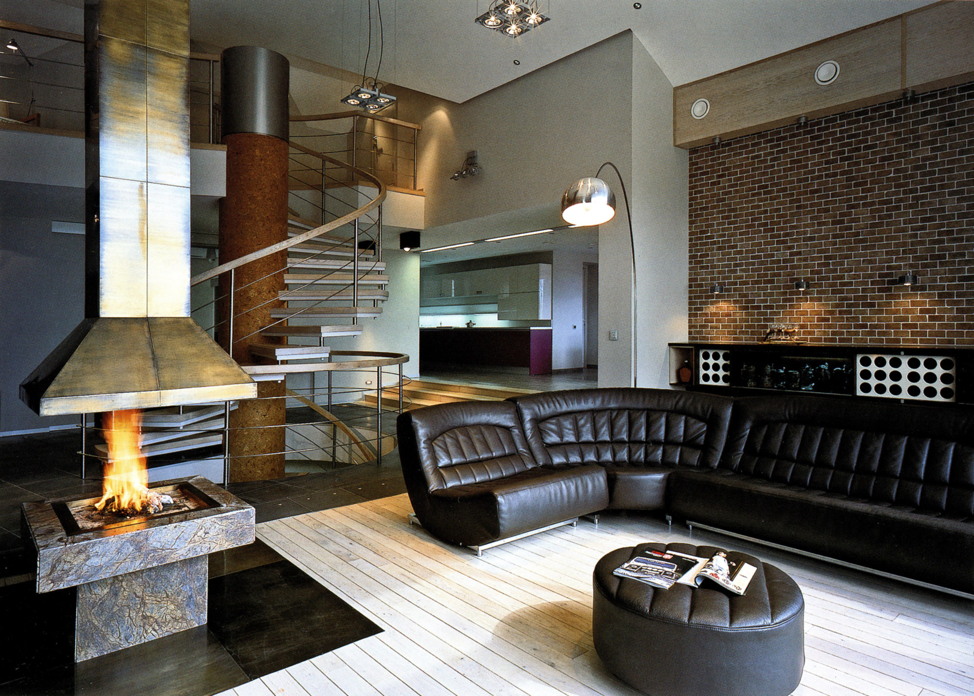 Проект недели: Двусветная гостиная с мезонином и лестницей-деревом