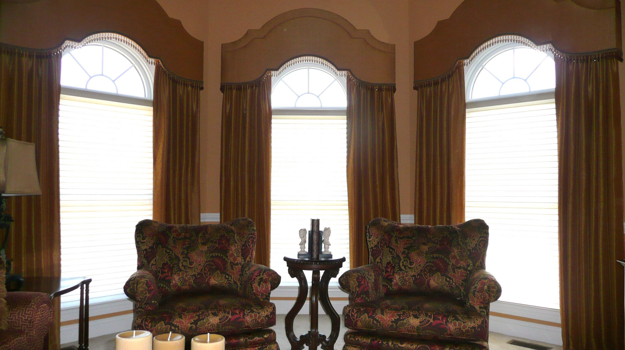 Не квадрат: Какие шторы подойдут окну арочной формы