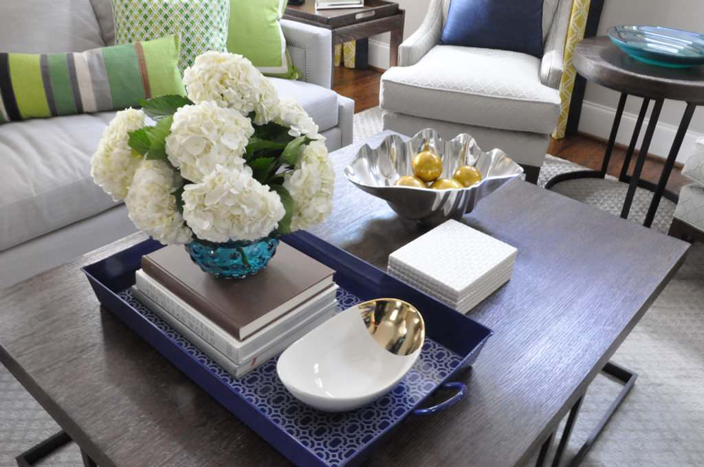 Дайте три: Как украсить интерьер, следуя правилу «трех предметов»